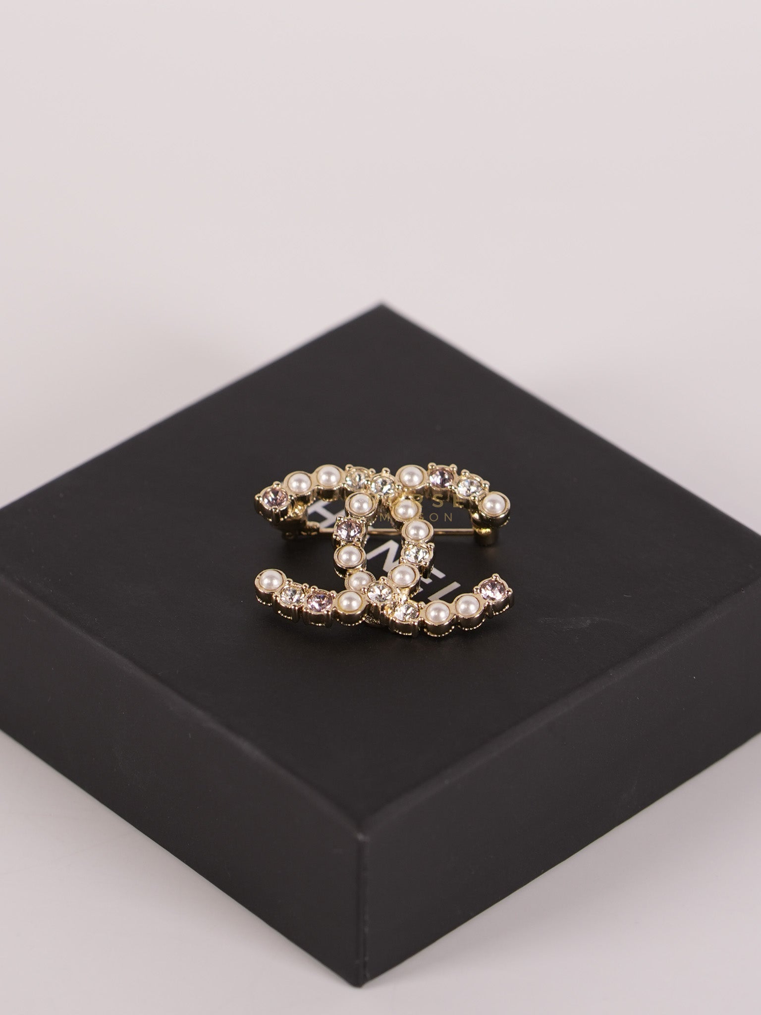 CC Logo Brooch with Cristals & Pearl Combined | Purse Maison Luxury Bags Shop