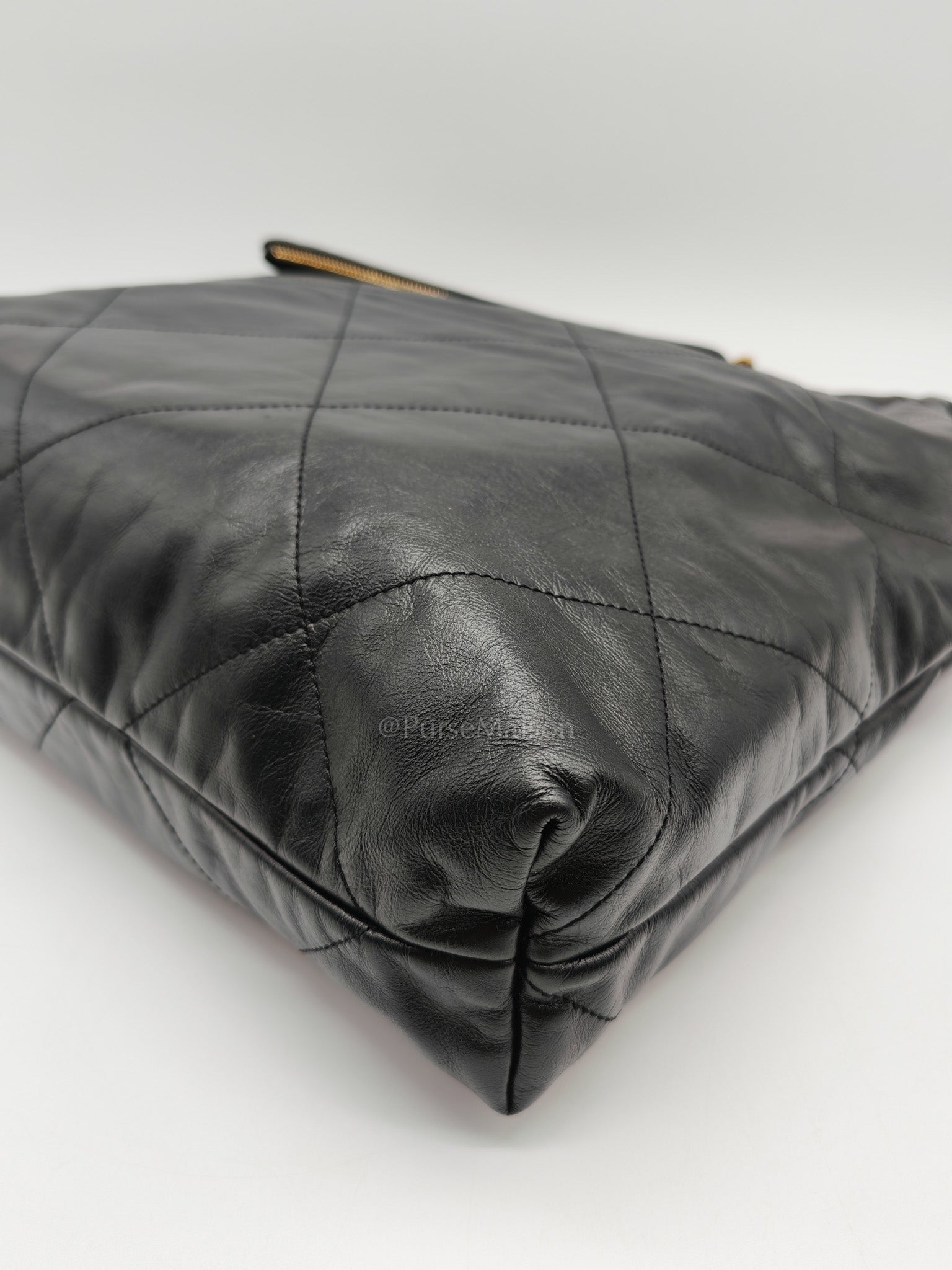 22 Medium in Black Quilted Goatskin Leather and Aged Gold Hardware (Microchip) | Purse Maison Luxury Bags Shop