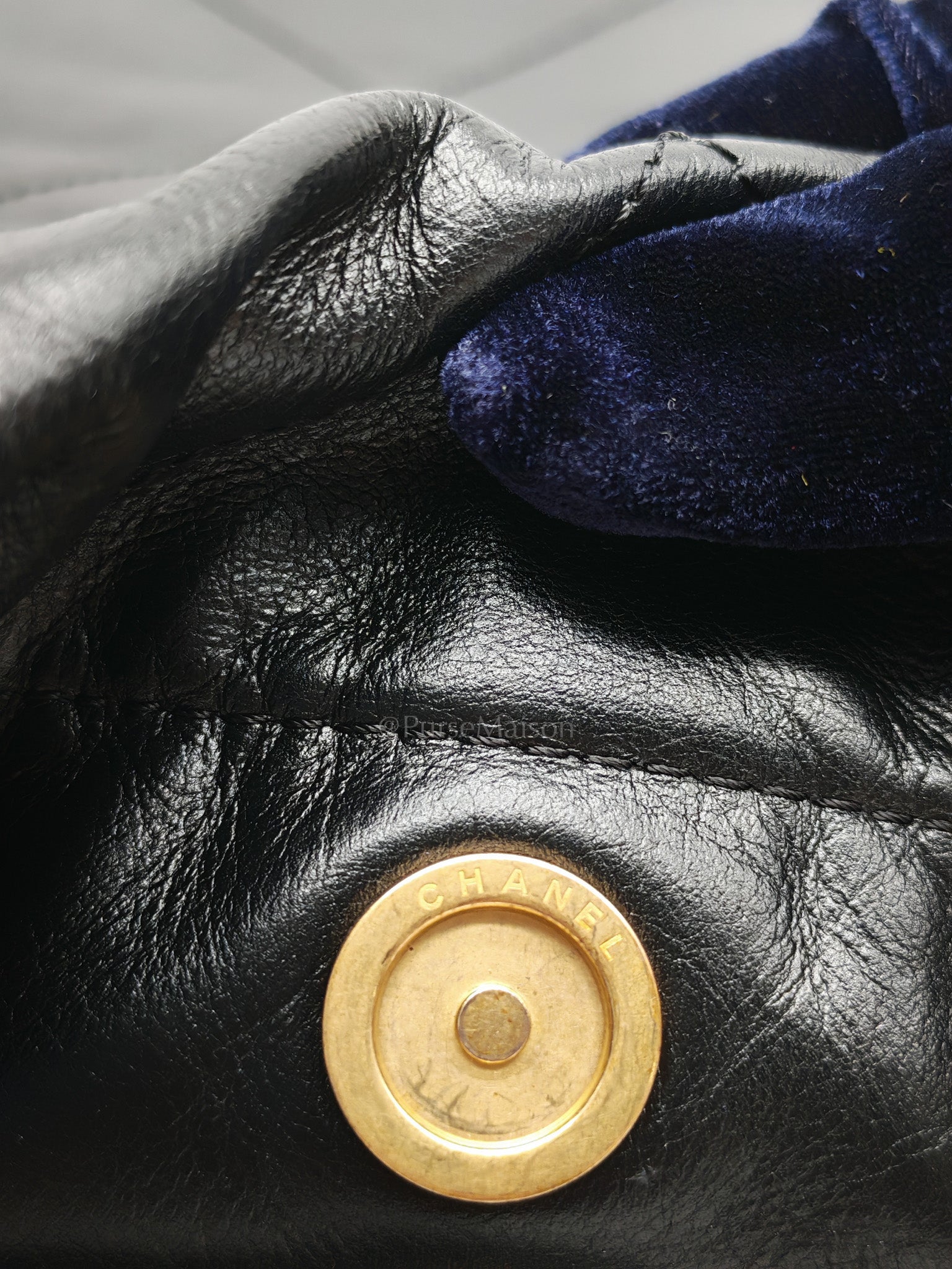 22 Medium in Black Quilted Goatskin Leather and Aged Gold Hardware (Microchip) | Purse Maison Luxury Bags Shop