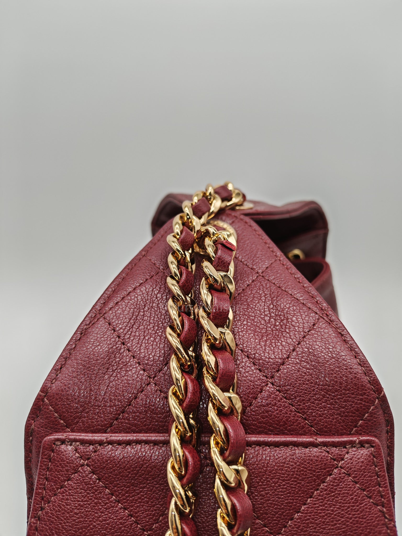 25 Small in Burgundy Shiny Grain Calfskin Leather and Gold Hardware Microchip