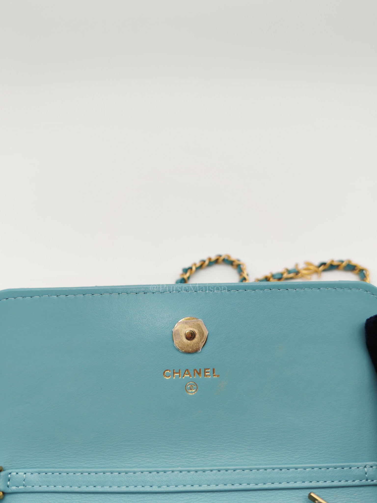 Charming Phone Holder with Chain in Teal Blue Caviar Leather & Gold Hardware (Microchip) | Purse Maison Luxury Bags Shop