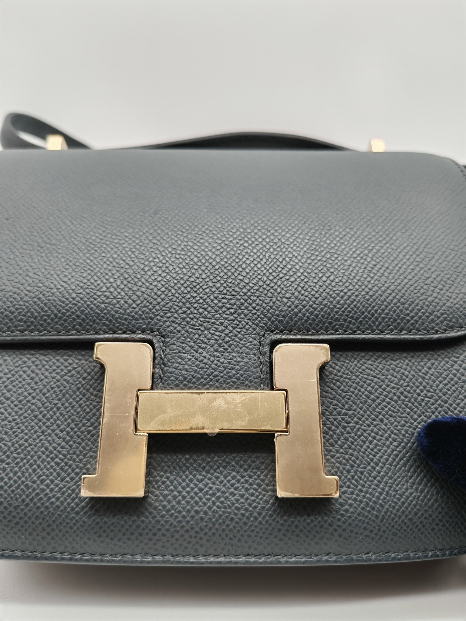 Constance 18 Mirror in Gris Misty Epsom Leather & Permabrass Hardware Stamp W (2024) | Purse Maison Luxury Bags Shop