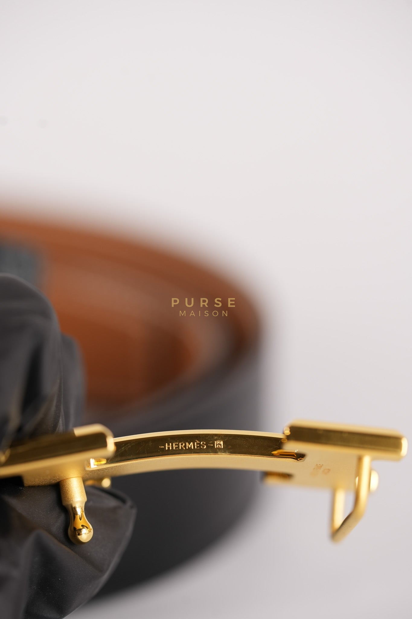Constance H Reversible Belt in Black/Gold Stamp U Size 100 | Purse Maison Luxury Bags Shop