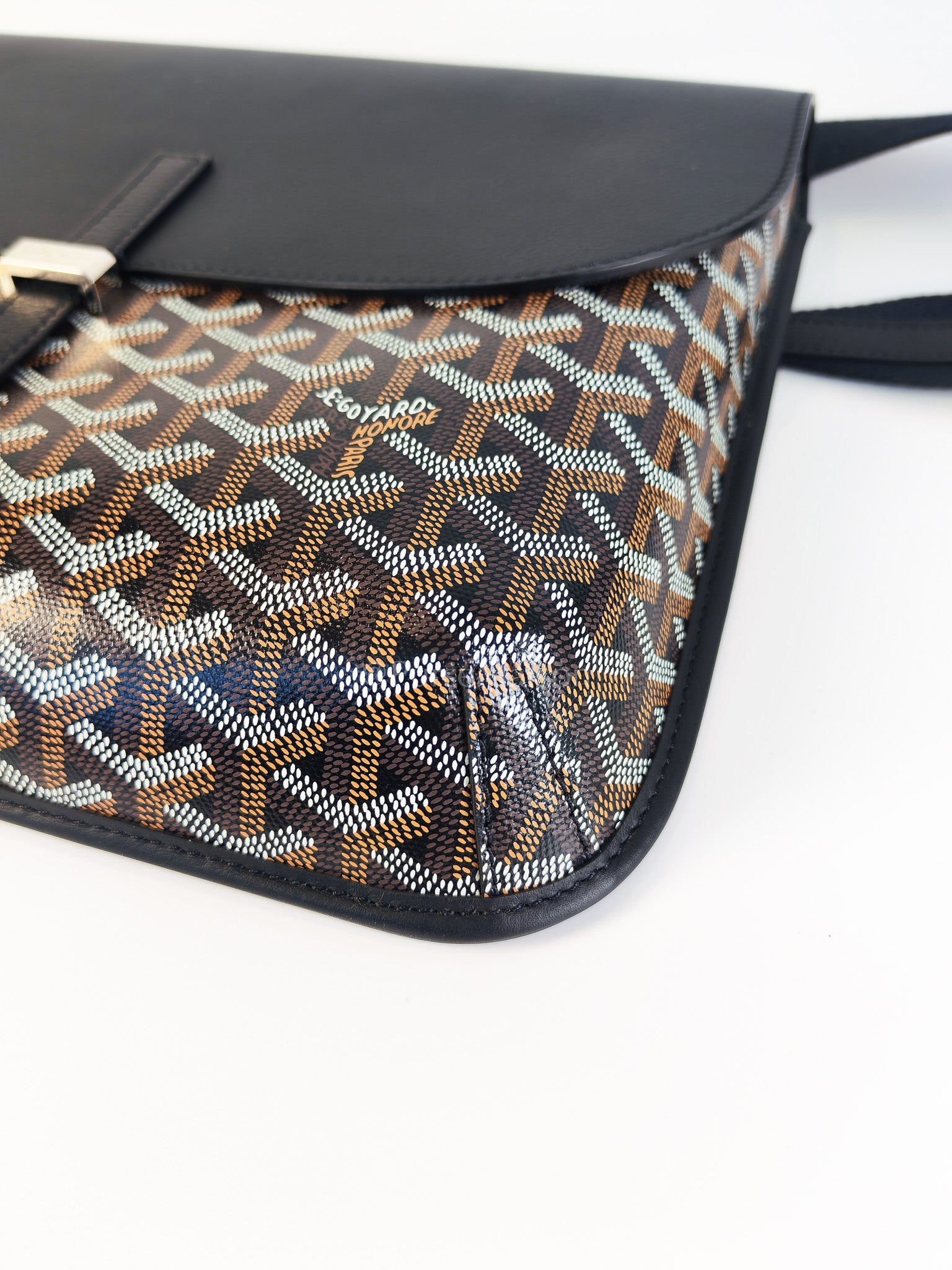 Coursier Messenger Bag PM in Noir/Black Goyardine Canvas | Purse Maison Luxury Bags Shop