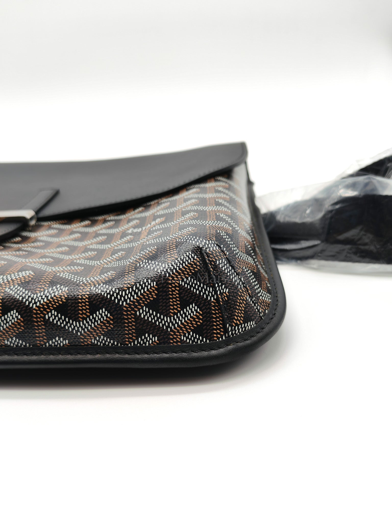 Coursier MM in Noir/Black Goyardine Canvas Messenger Bag | Purse Maison Luxury Bags Shop
