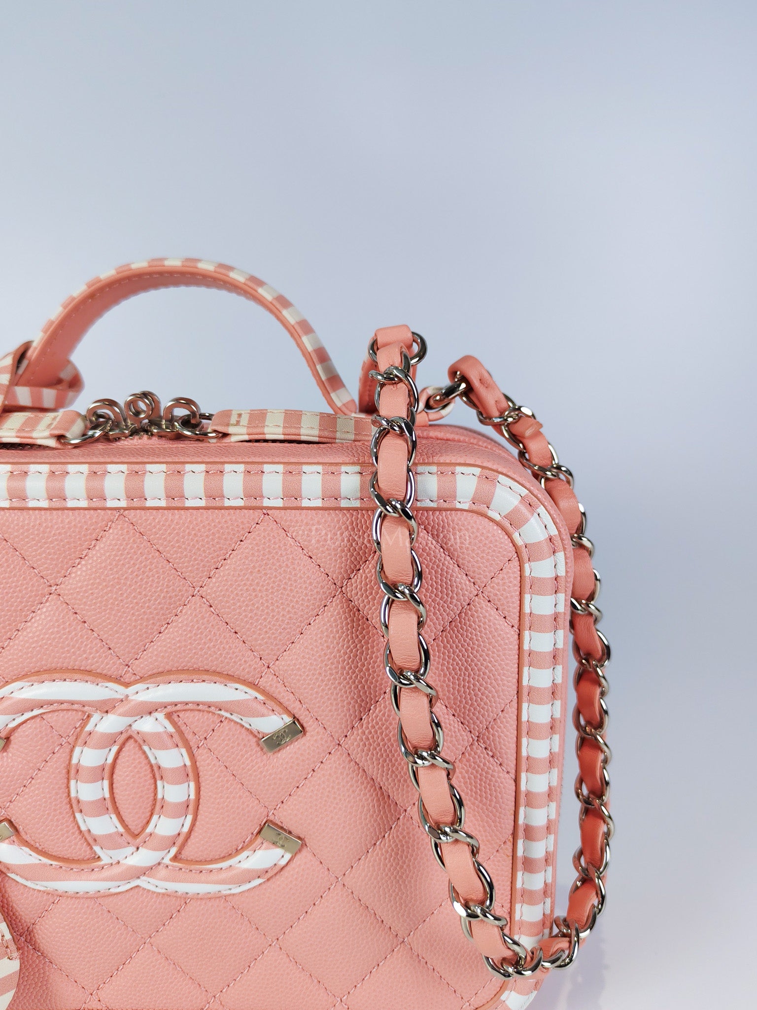 Filigree Vanity Case in Medium Pink Caviar Leather and Silver Hardware Series 26 | Purse Maison Luxury Bags Shop