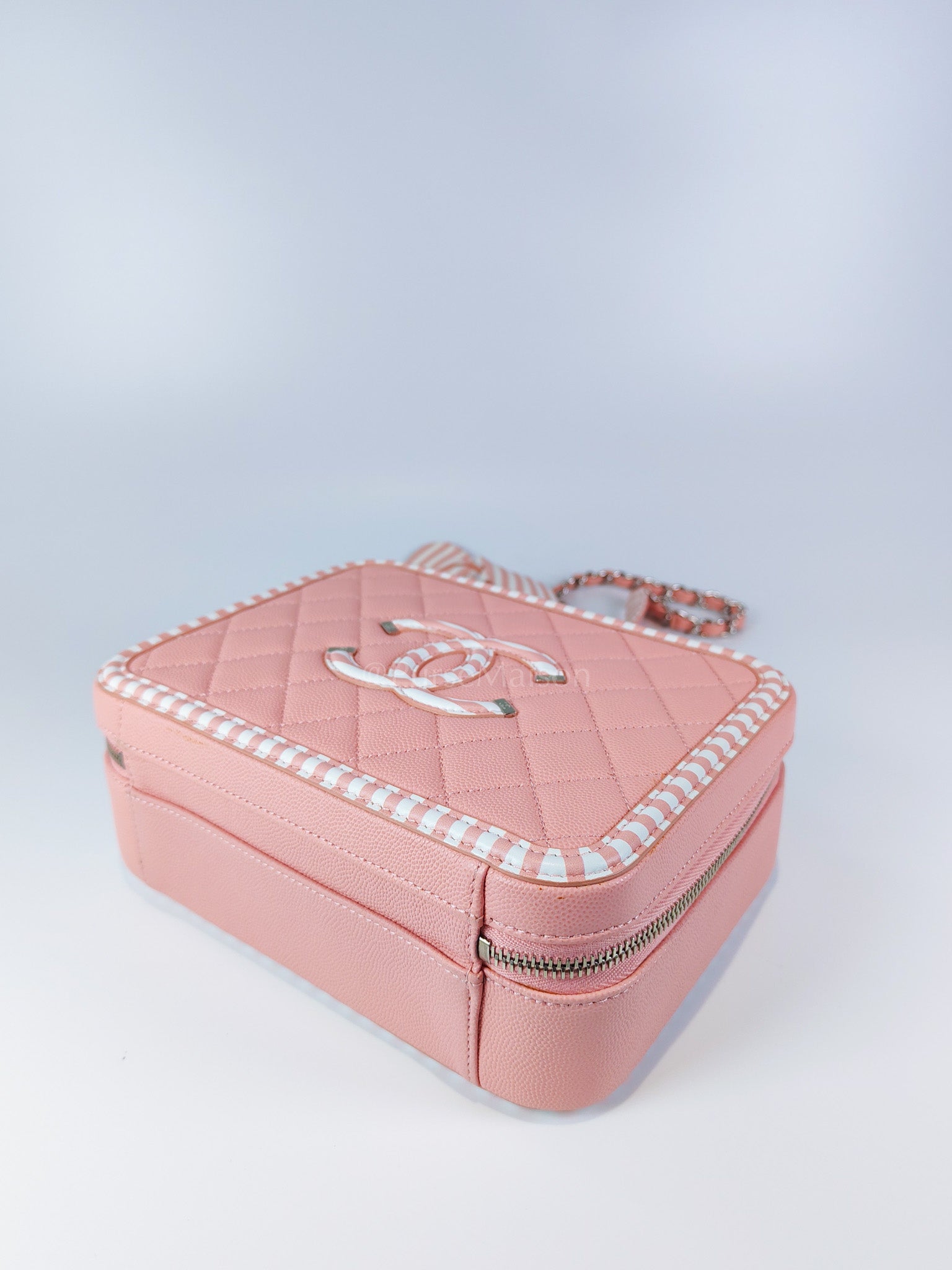 Filigree Vanity Case in Medium Pink Caviar Leather and Silver Hardware Series 26 | Purse Maison Luxury Bags Shop