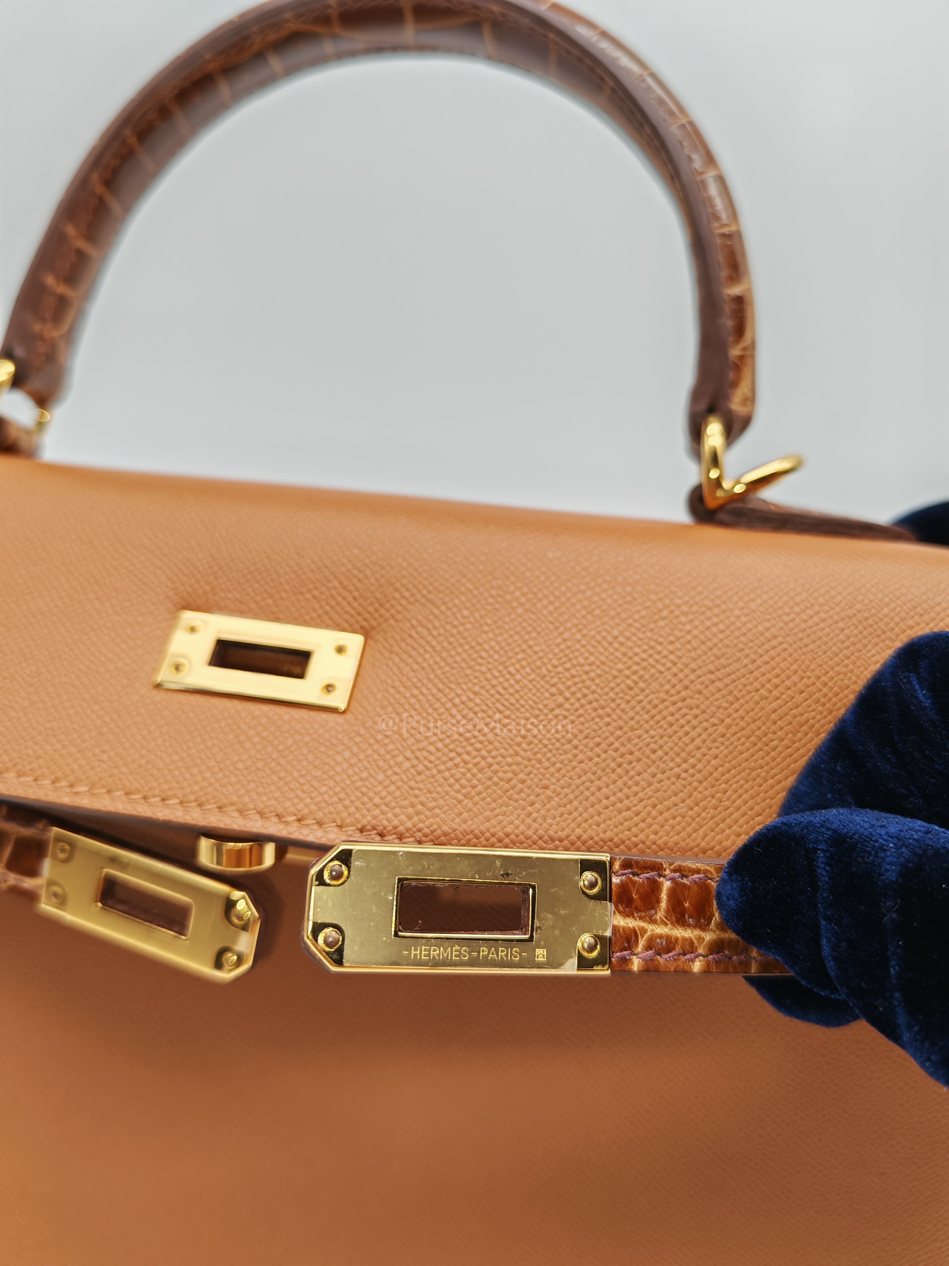 Kelly 25 Sellier in Gold Madame Leather and Shiny Croc Touch and Gold Hardware Stamp U (2022) | Purse Maison Luxury Bags Shop