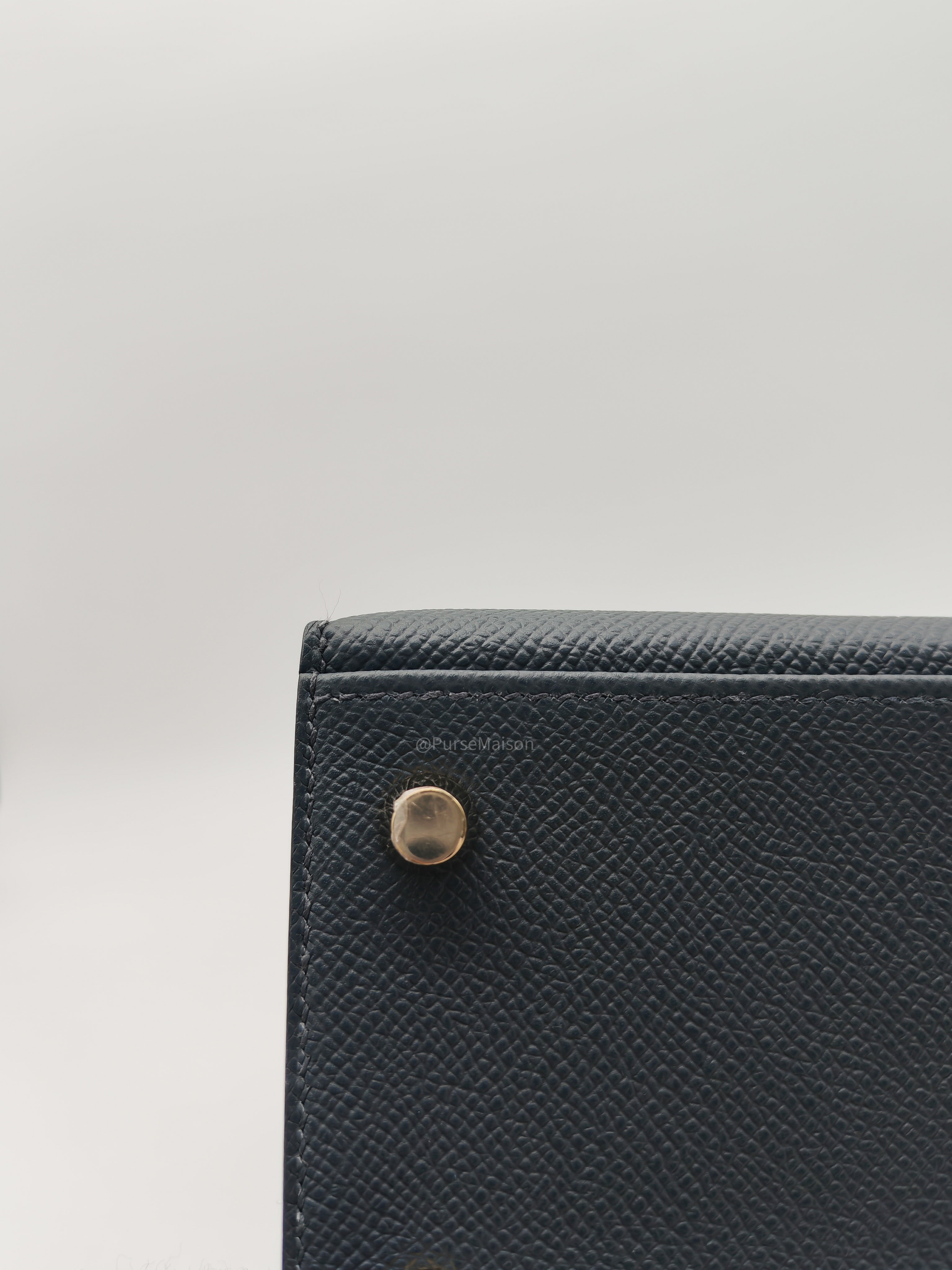 Hermes Kelly 25 Sellier in Gris Misty Epsom Leather and Permabrass Hardware Stamp W (2024) | Purse Maison Luxury Bags Shop