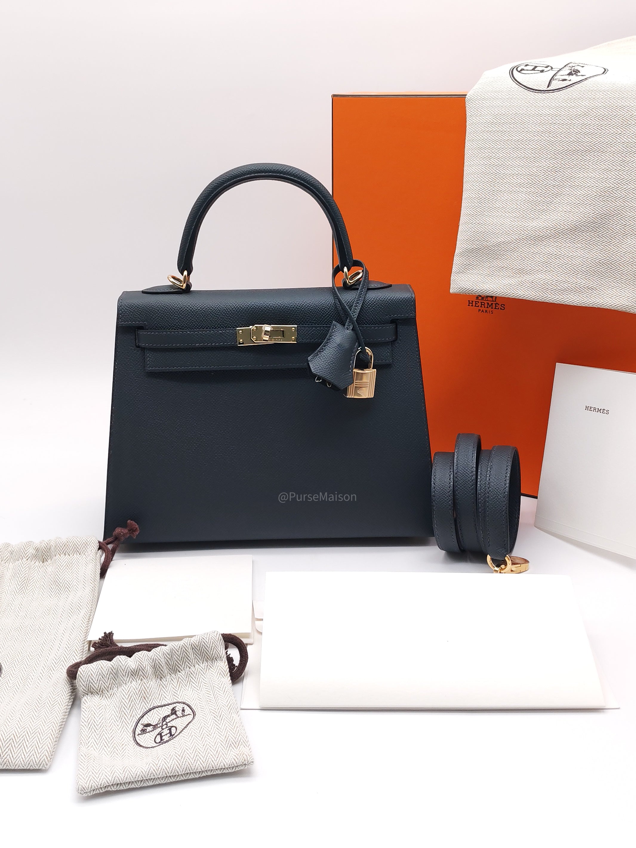Hermes Kelly 25 Sellier in Gris Misty Epsom Leather and Permabrass Hardware Stamp W (2024) | Purse Maison Luxury Bags Shop