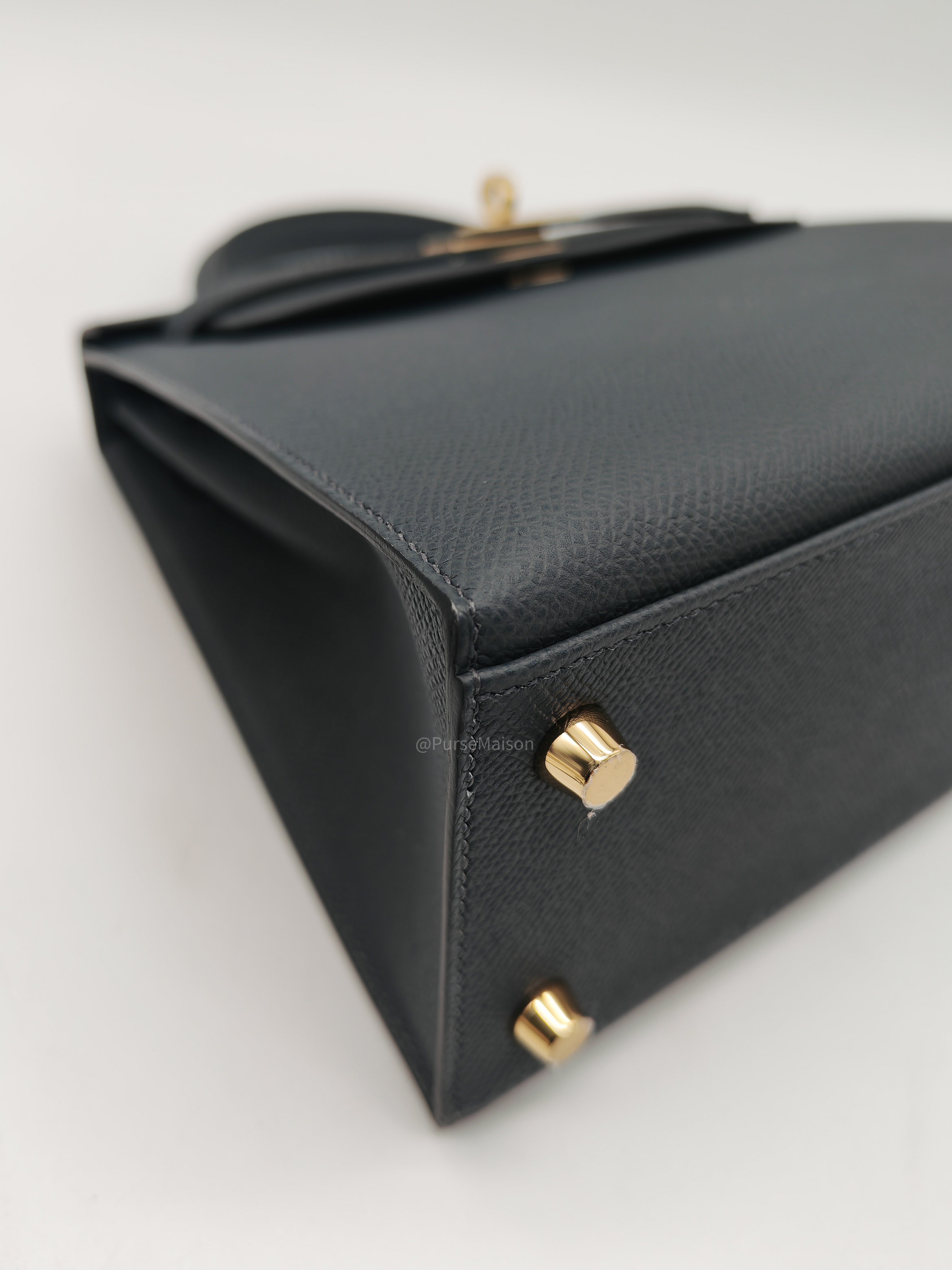 Hermes Kelly 25 Sellier in Gris Misty Epsom Leather and Permabrass Hardware Stamp W (2024) | Purse Maison Luxury Bags Shop