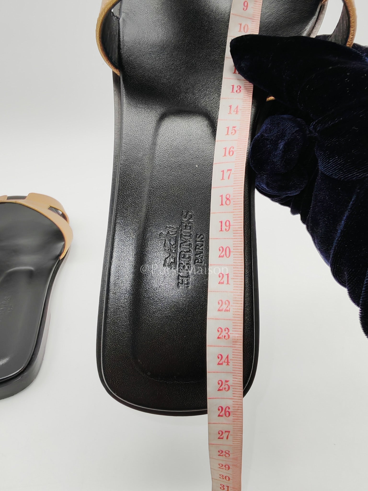 Hermes Oran Sandals in Metallic Gold "Dore" Chevre Leather size 40 EU (25.5 cm) | Purse Maison Luxury Bags Shop