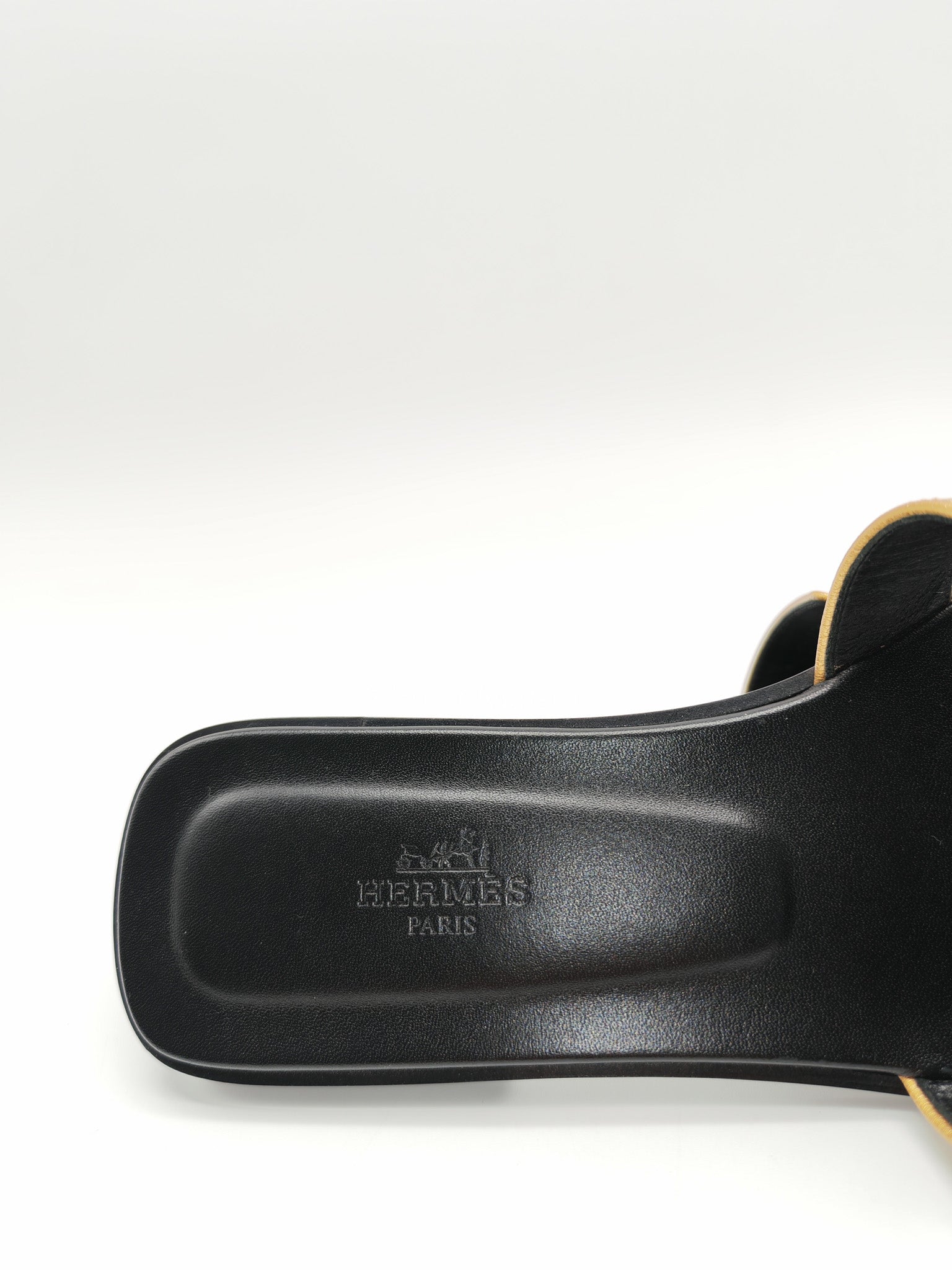 Hermes Oran Sandals in Metallic Gold "Dore" Chevre Leather size 40 EU (25.5 cm) | Purse Maison Luxury Bags Shop