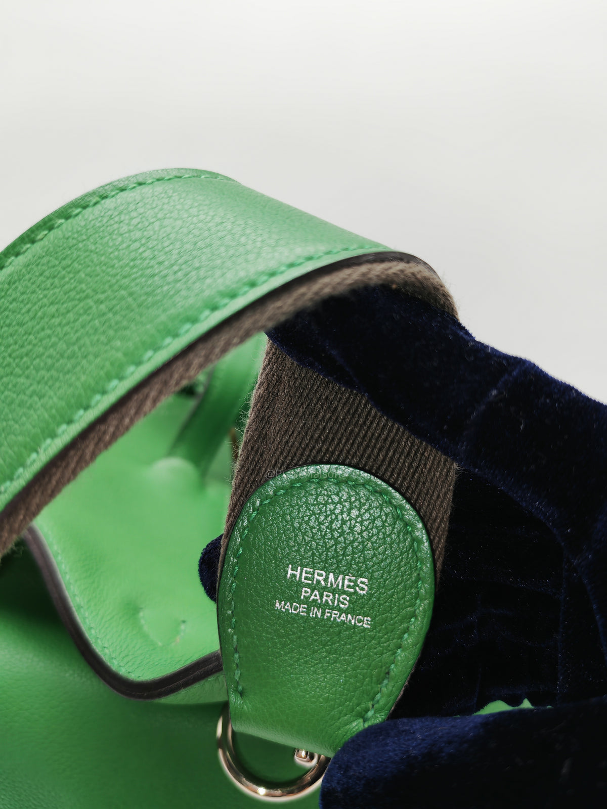 HERMÈS Sac Oxer Top Handle Bag Lager in Bambou Evercolor Leather Palladium Hardware Stamp T(2015) | Purse Maison Luxury Bags Shop