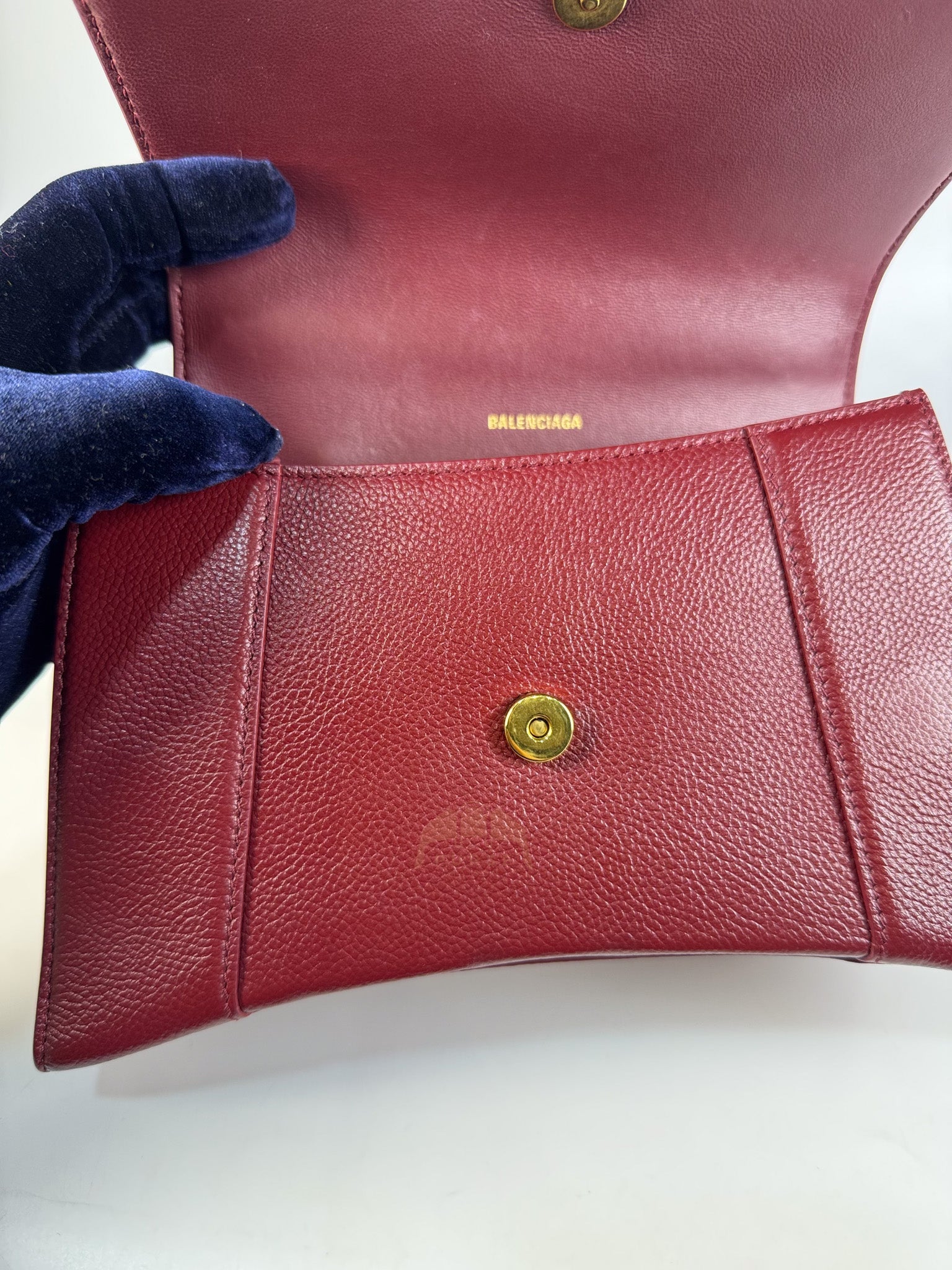 Hourglass Small in Dark Red Grained Leather | Purse Maison Luxury Bags Shop