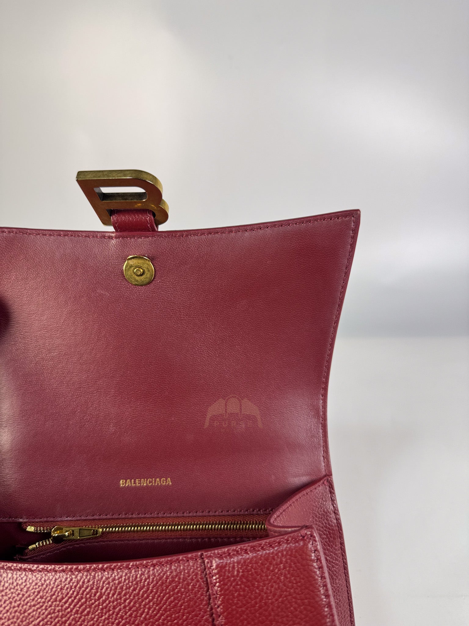 Hourglass Small in Dark Red Grained Leather | Purse Maison Luxury Bags Shop