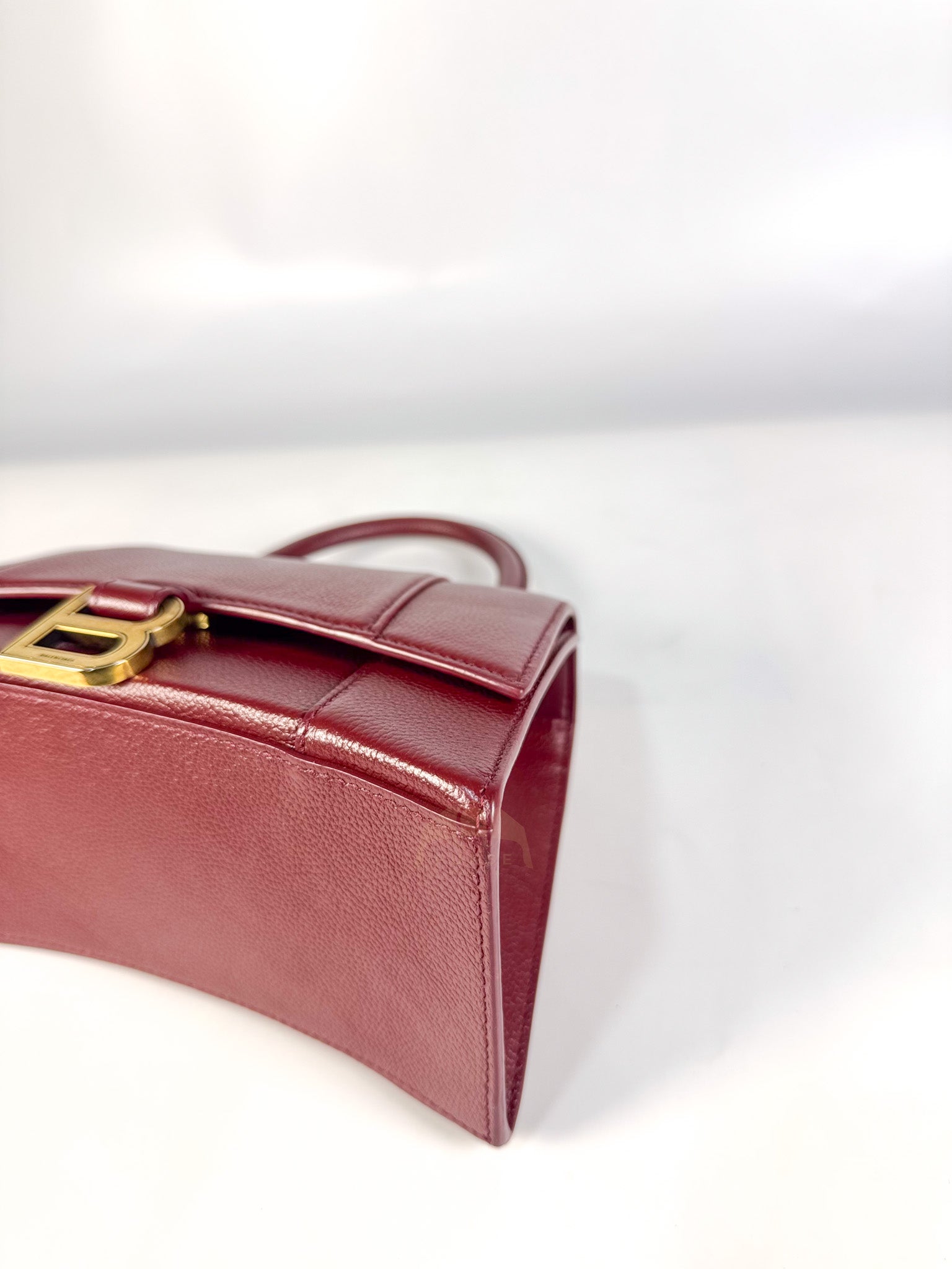 Hourglass Small in Dark Red Grained Leather | Purse Maison Luxury Bags Shop