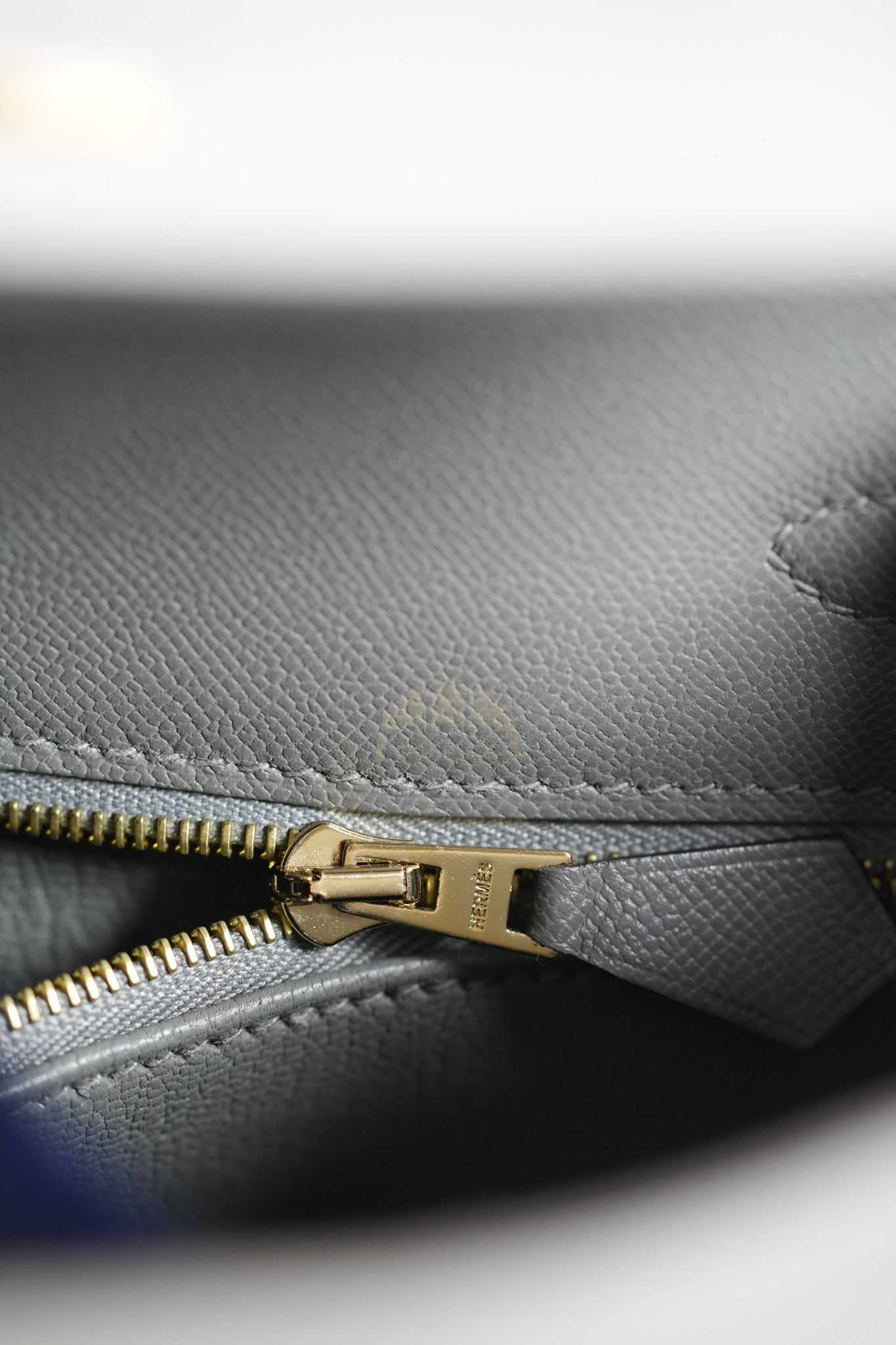 Kelly 25 Gris Mouette Madame Leather in Gold Hardware Stamp B (2023) | Purse Maison Luxury Bags Shop