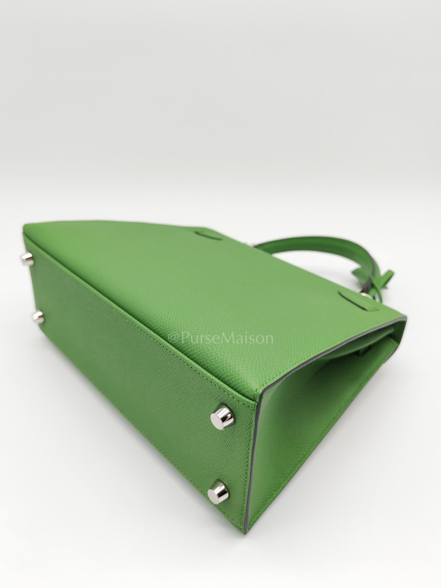Kelly 25 Sellier in Vert Yucca Epsom Leather and Palladium Hardware Stamp W (2024) | Purse Maison Luxury Bags Shop