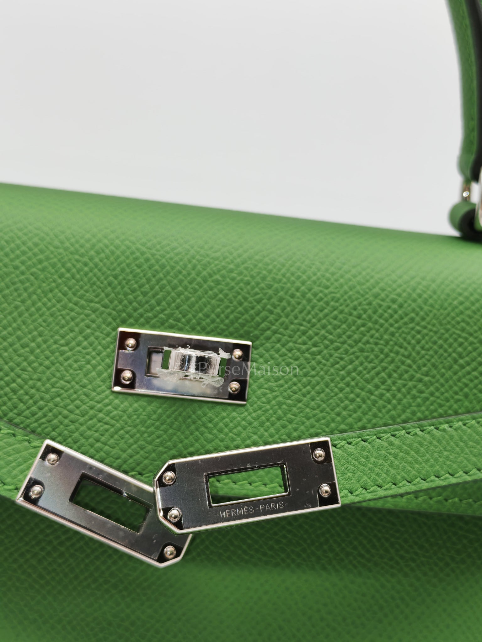Kelly 25 Sellier in Vert Yucca Epsom Leather and Palladium Hardware Stamp W (2024) | Purse Maison Luxury Bags Shop