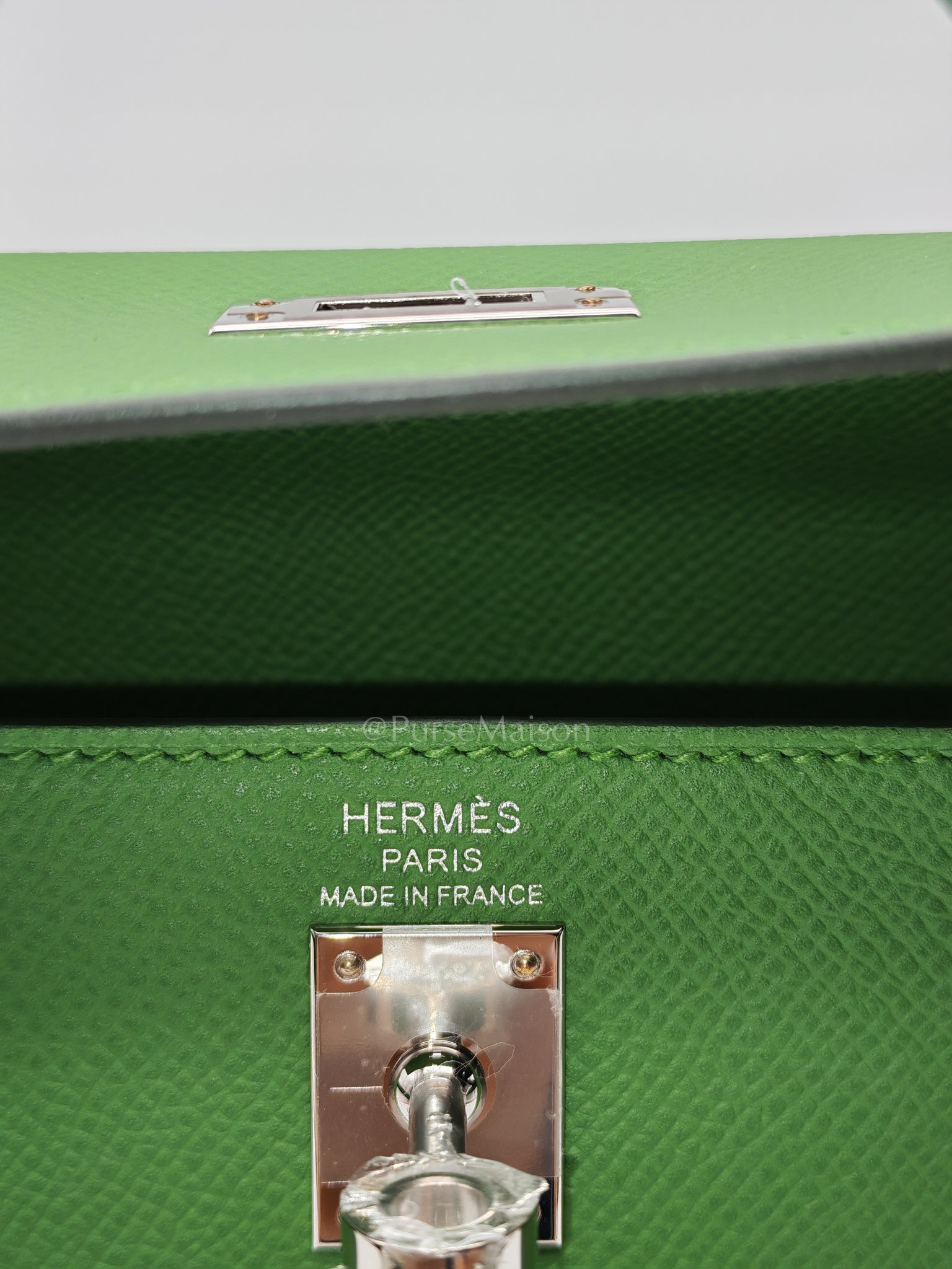 Kelly 25 Sellier in Vert Yucca Epsom Leather and Palladium Hardware Stamp W (2024) | Purse Maison Luxury Bags Shop
