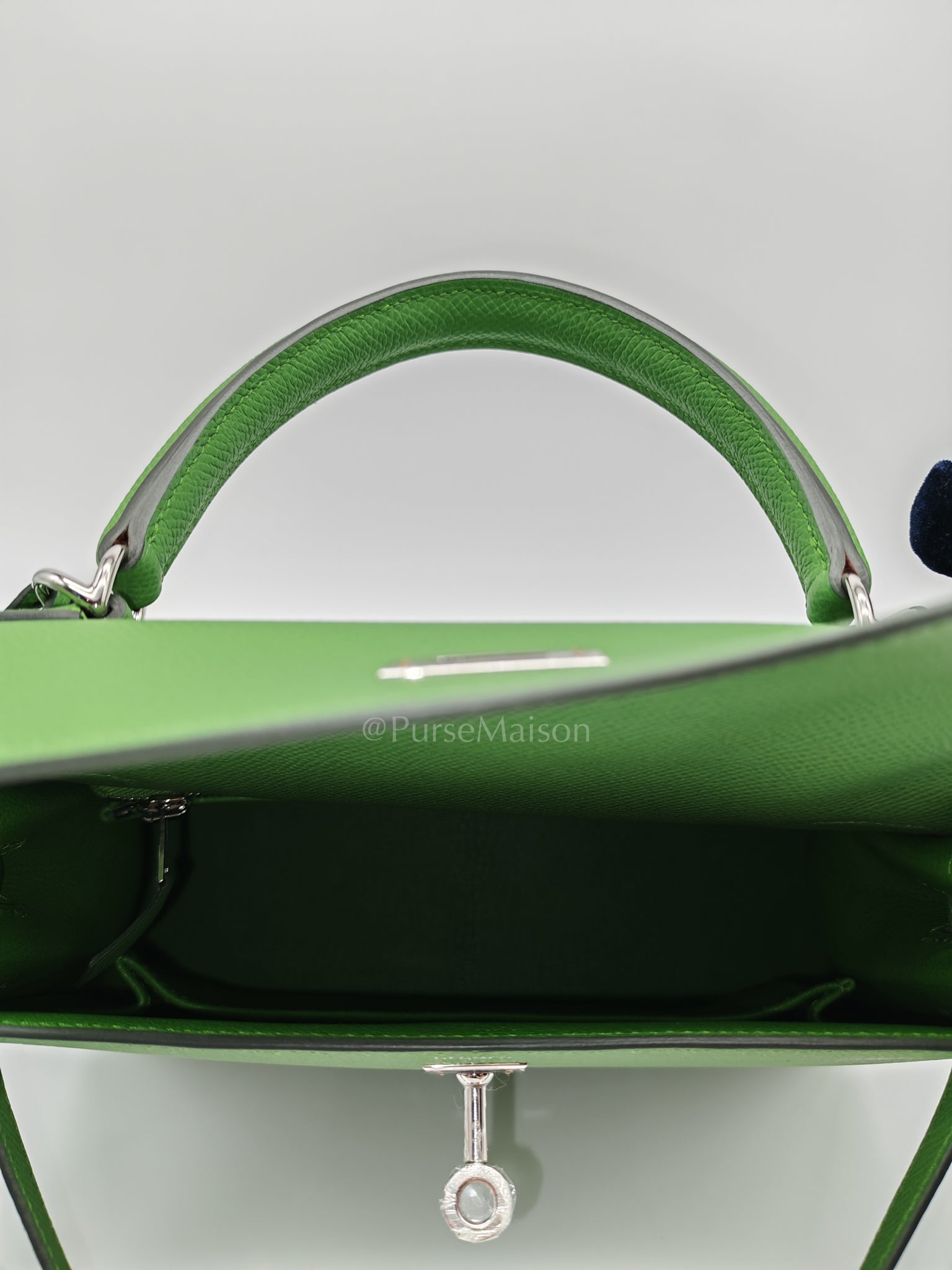 Kelly 25 Sellier in Vert Yucca Epsom Leather and Palladium Hardware Stamp W (2024) | Purse Maison Luxury Bags Shop