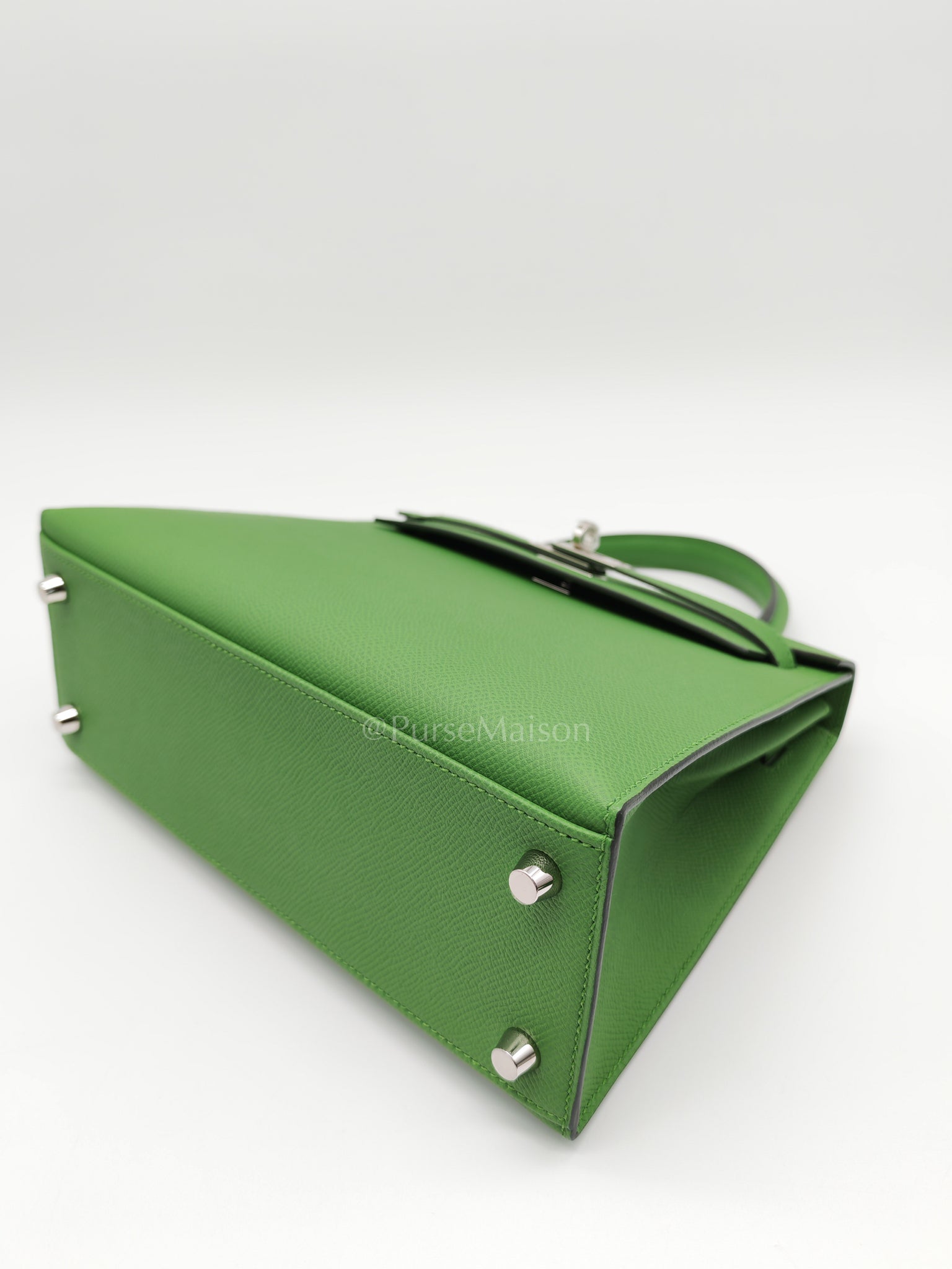 Kelly 25 Sellier in Vert Yucca Epsom Leather and Palladium Hardware Stamp W (2024) | Purse Maison Luxury Bags Shop