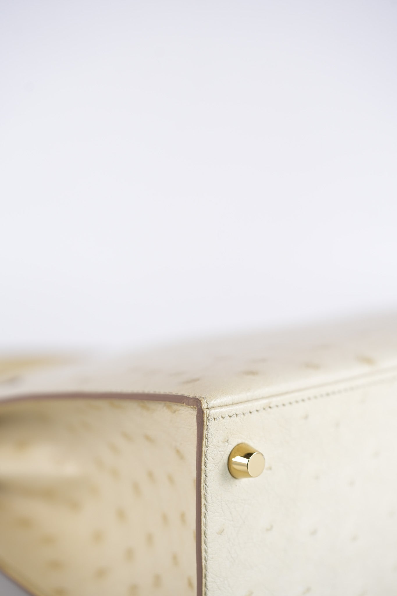 Kelly 25 Sellier Parchemin in Ostrich Leather and Gold Hardware Stamp Z (2021) | Purse Maison Luxury Bags Shop