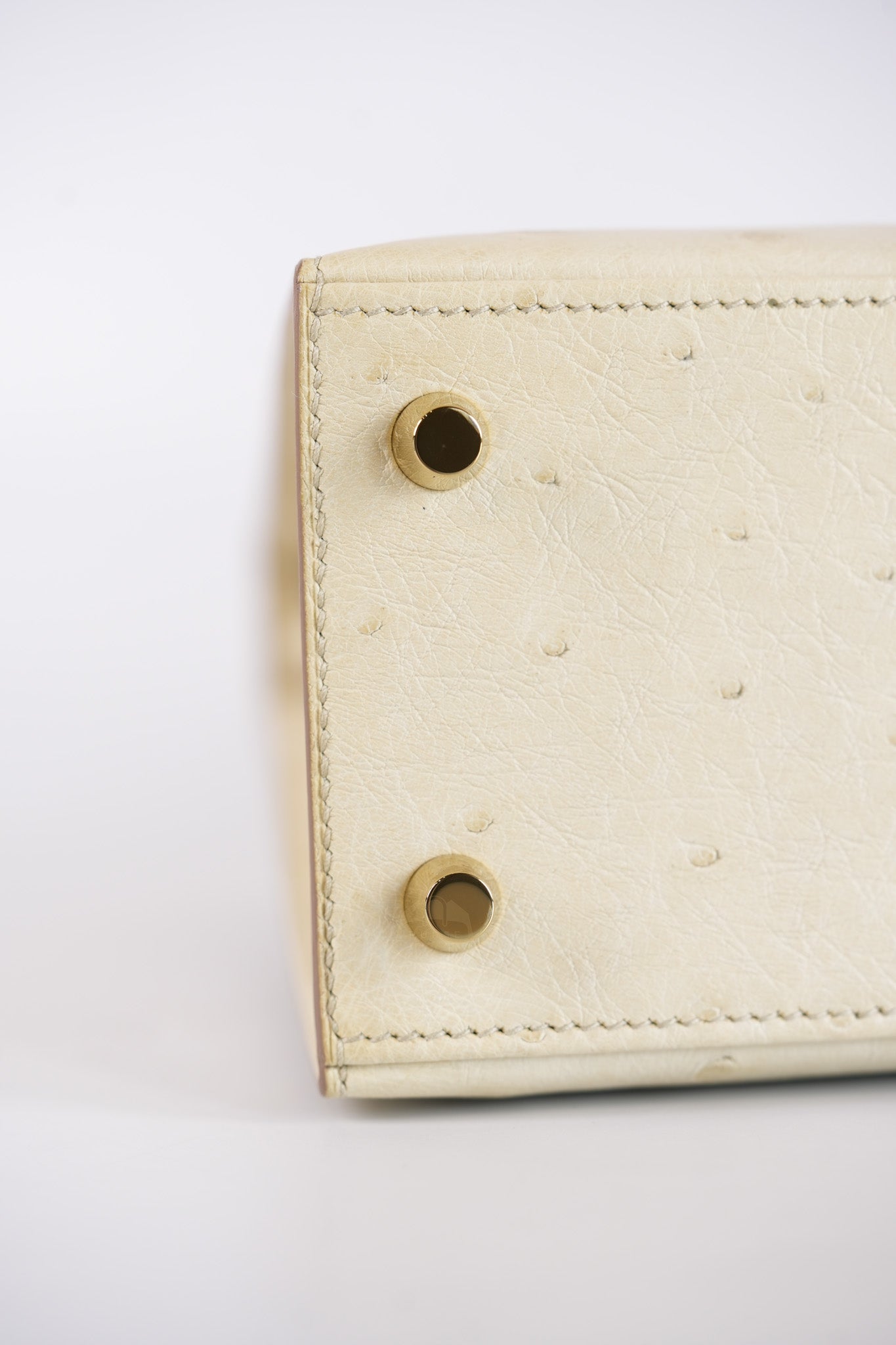 Kelly 25 Sellier Parchemin in Ostrich Leather and Gold Hardware Stamp Z (2021) | Purse Maison Luxury Bags Shop