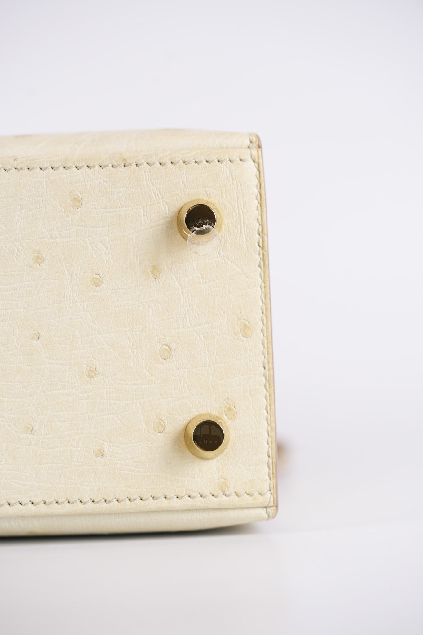 Kelly 25 Sellier Parchemin in Ostrich Leather and Gold Hardware Stamp Z (2021) | Purse Maison Luxury Bags Shop