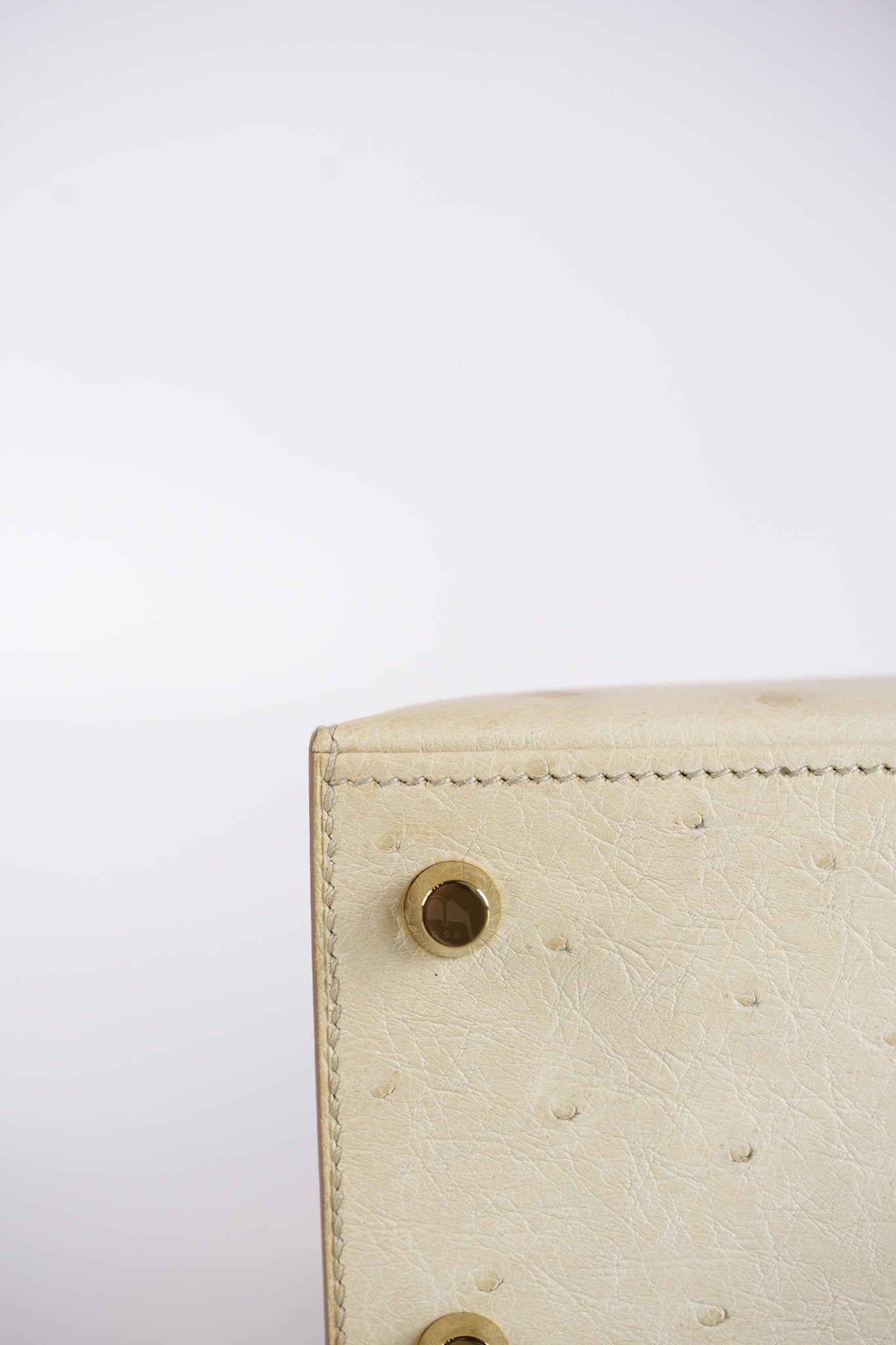 Kelly 25 Sellier Parchemin in Ostrich Leather and Gold Hardware Stamp Z (2021) | Purse Maison Luxury Bags Shop