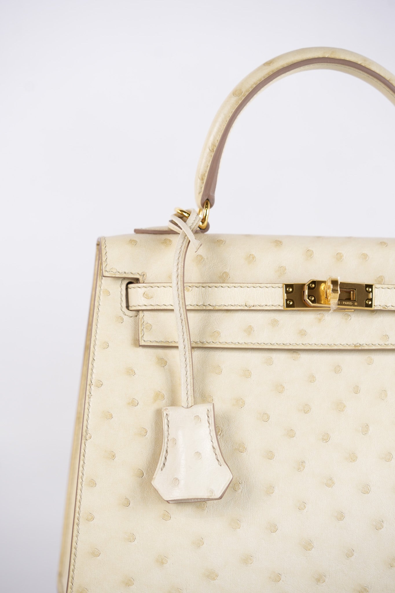 Kelly 25 Sellier Parchemin in Ostrich Leather and Gold Hardware Stamp Z (2021) | Purse Maison Luxury Bags Shop