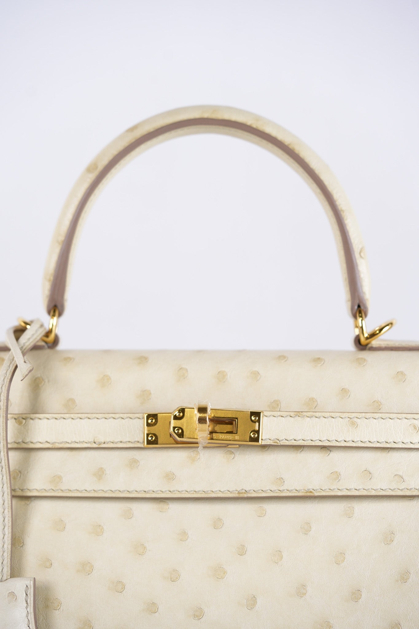 Kelly 25 Sellier Parchemin in Ostrich Leather and Gold Hardware Stamp Z (2021) | Purse Maison Luxury Bags Shop