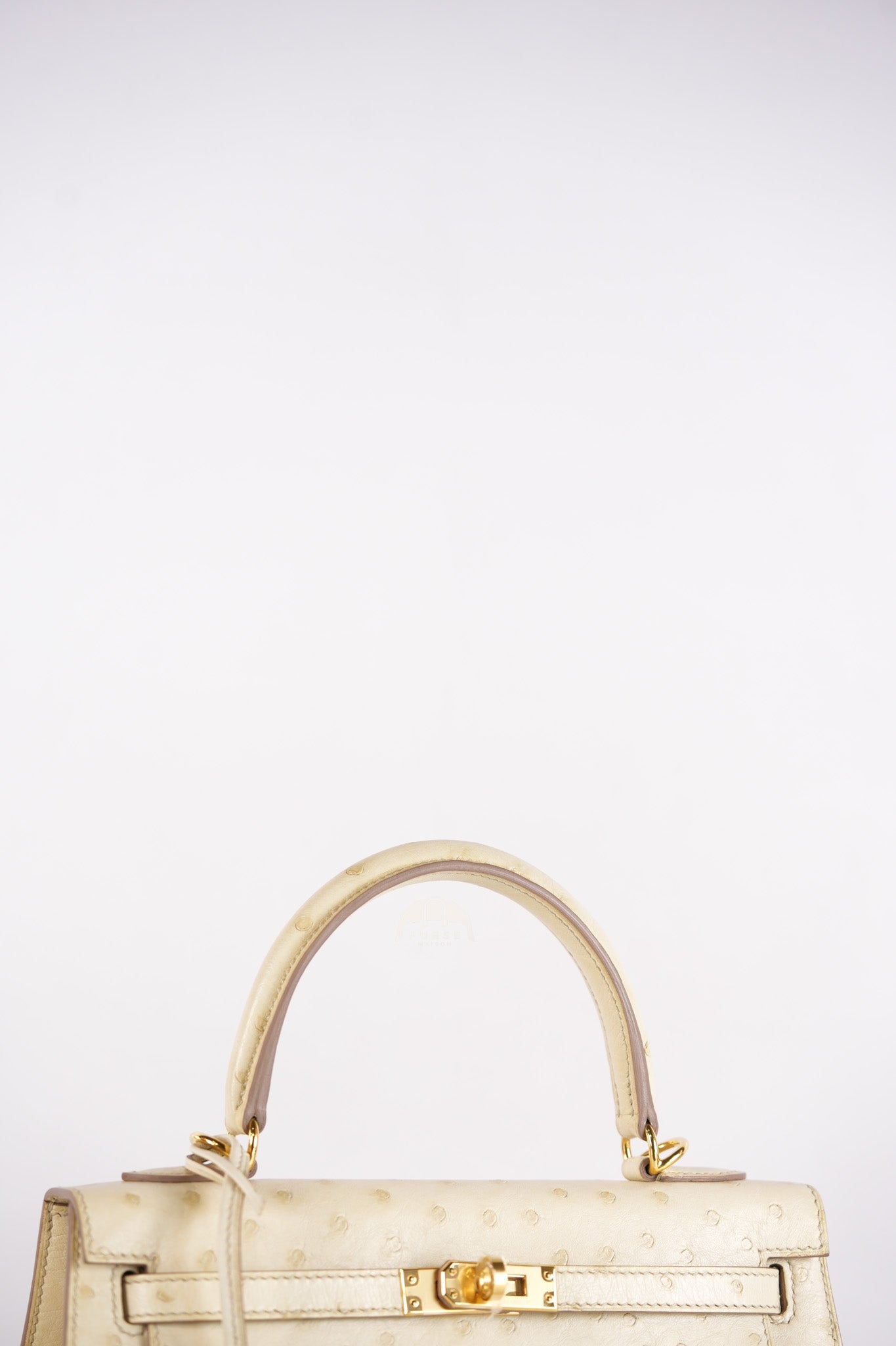 Kelly 25 Sellier Parchemin in Ostrich Leather and Gold Hardware Stamp Z (2021) | Purse Maison Luxury Bags Shop