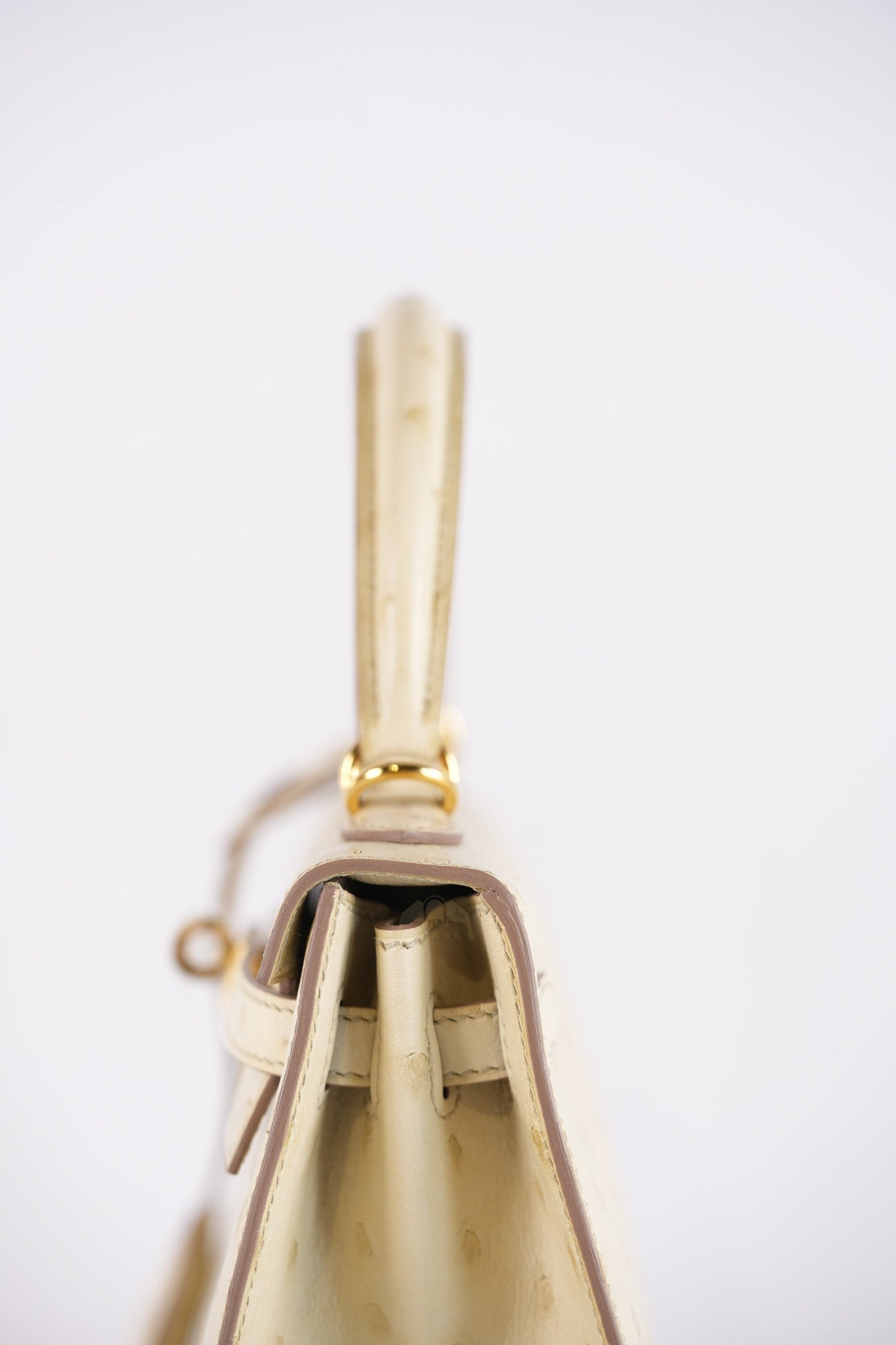 Kelly 25 Sellier Parchemin in Ostrich Leather and Gold Hardware Stamp Z (2021) | Purse Maison Luxury Bags Shop