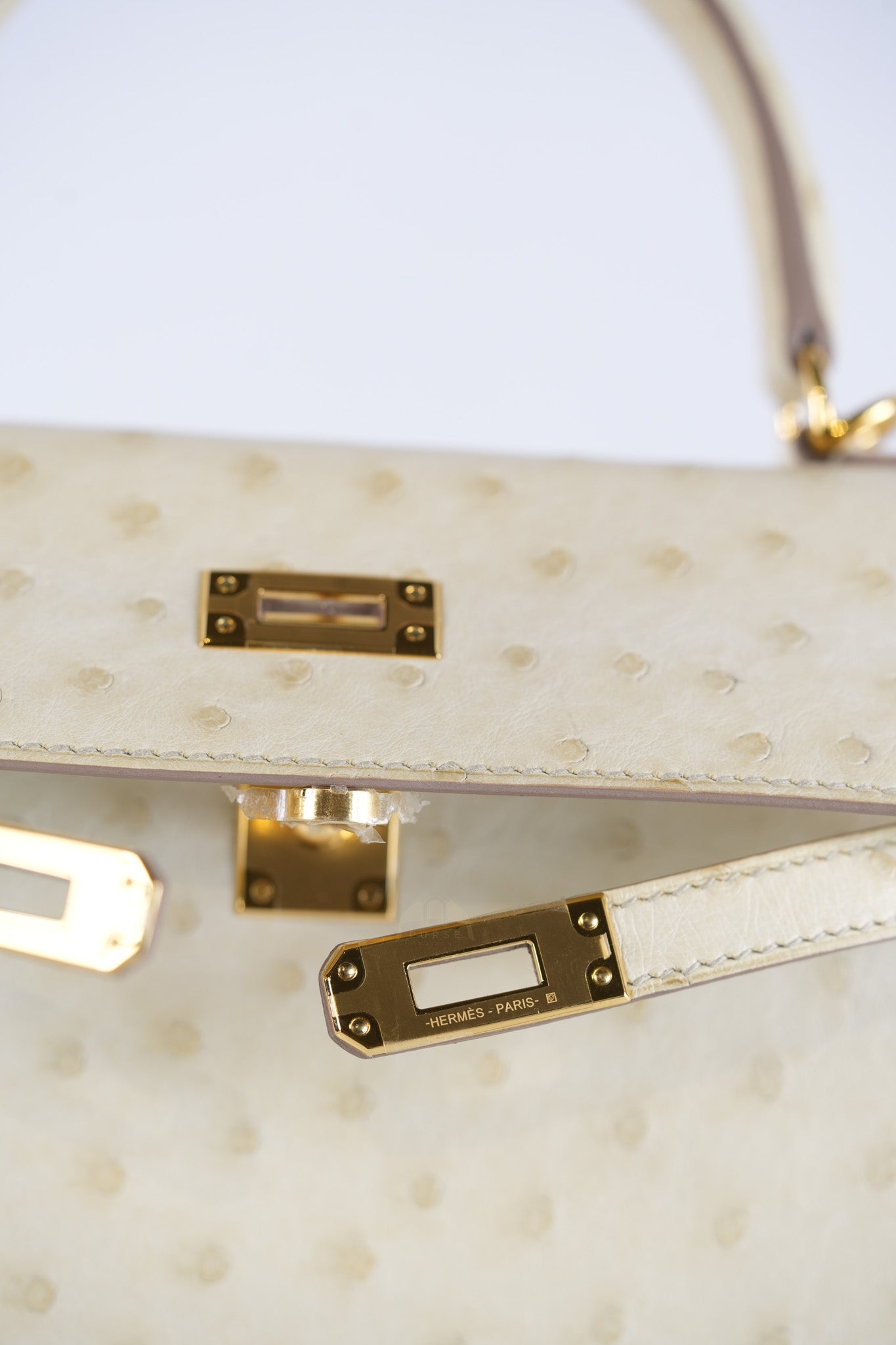 Kelly 25 Sellier Parchemin in Ostrich Leather and Gold Hardware Stamp Z (2021) | Purse Maison Luxury Bags Shop