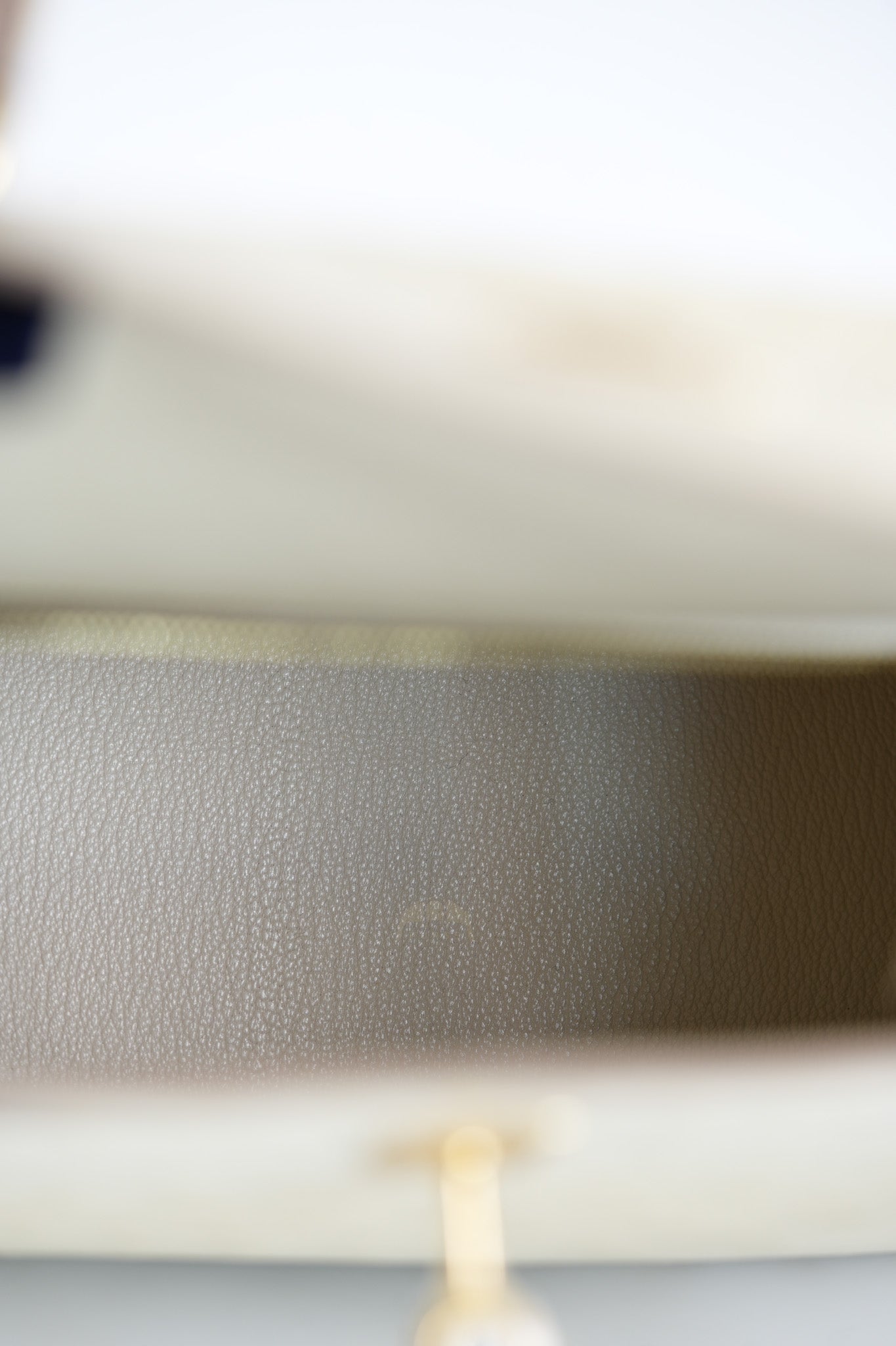 Kelly 25 Sellier Parchemin in Ostrich Leather and Gold Hardware Stamp Z (2021) | Purse Maison Luxury Bags Shop