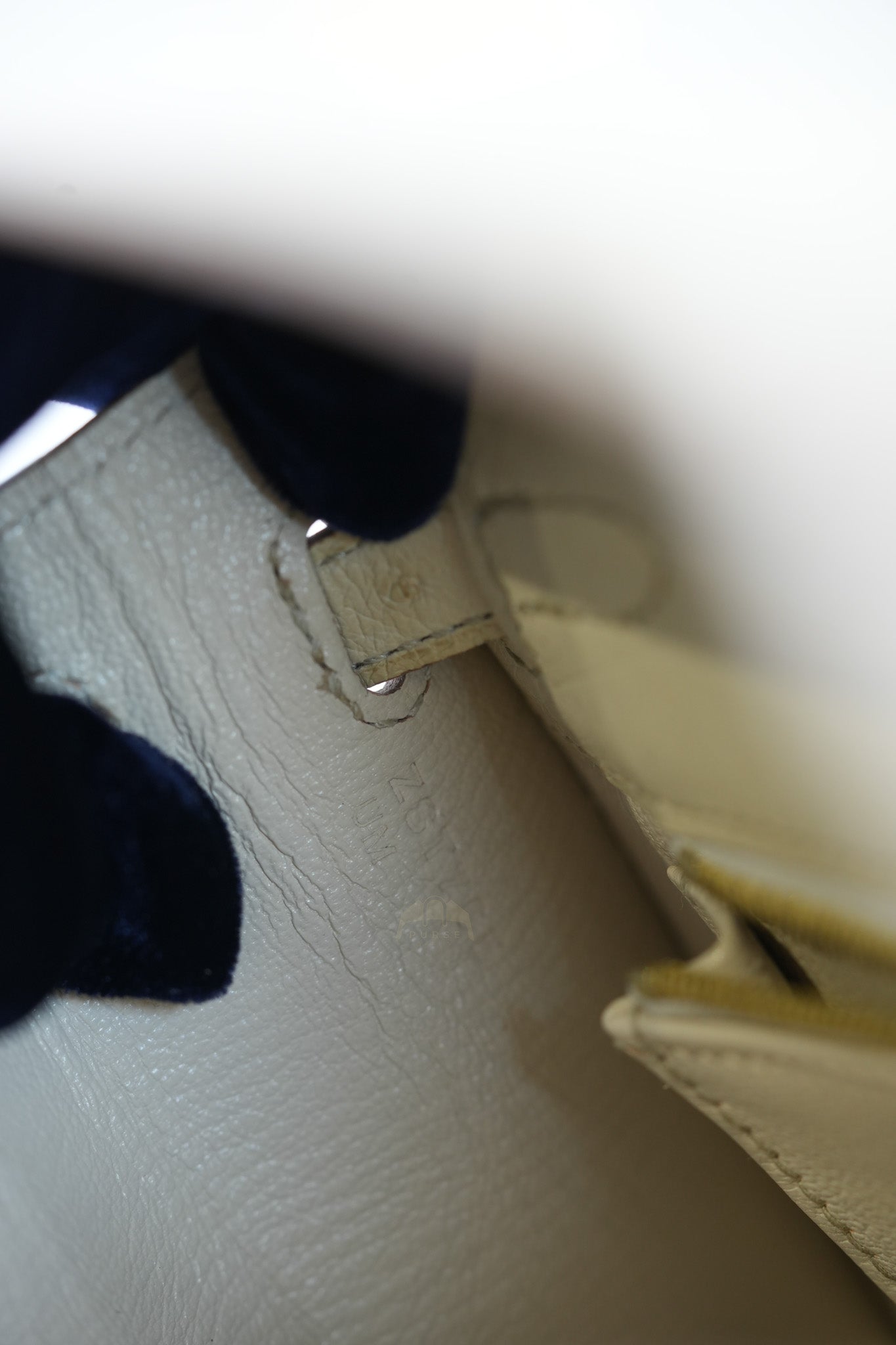 Kelly 25 Sellier Parchemin in Ostrich Leather and Gold Hardware Stamp Z (2021) | Purse Maison Luxury Bags Shop