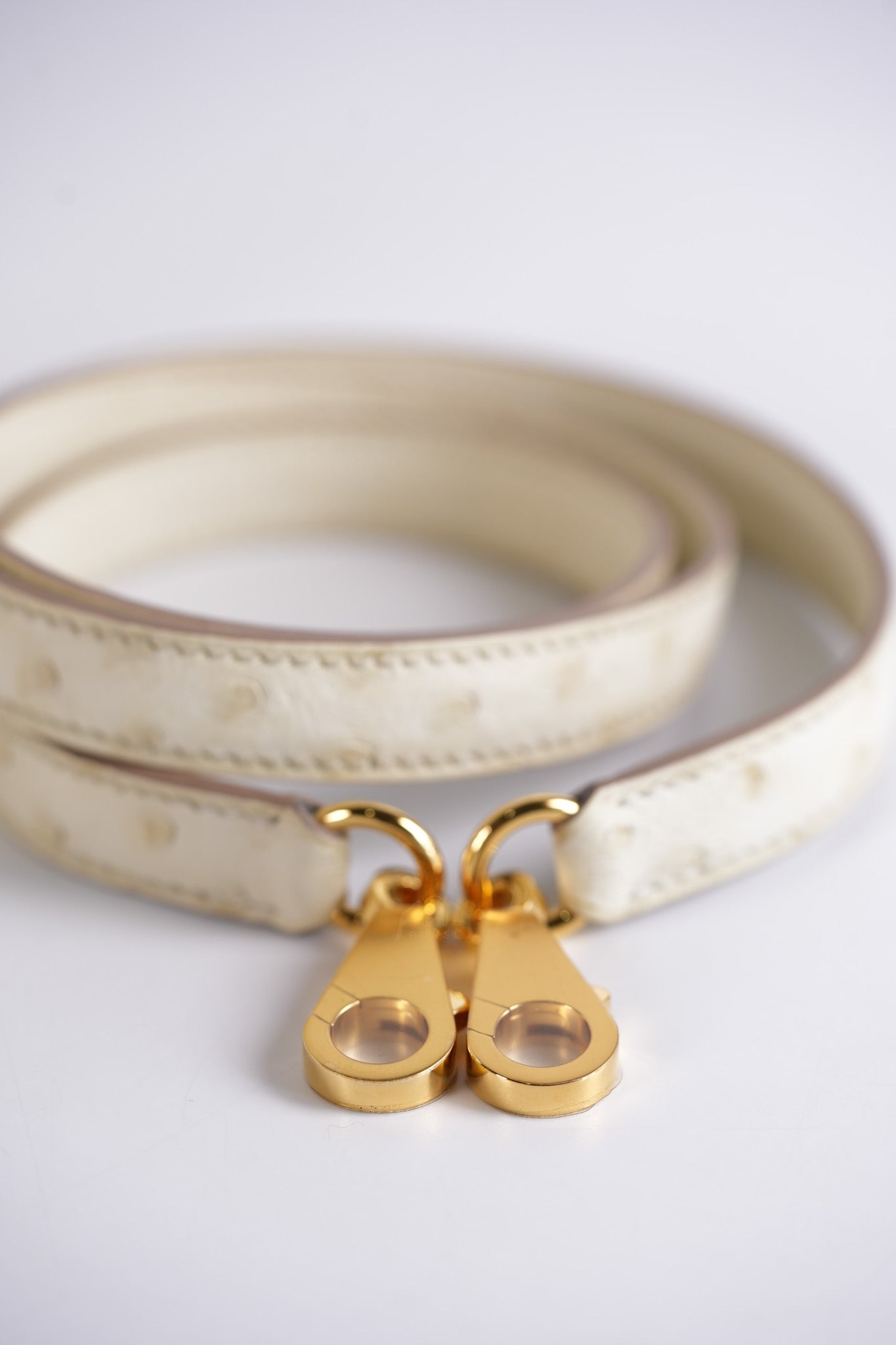 Kelly 25 Sellier Parchemin in Ostrich Leather and Gold Hardware Stamp Z (2021) | Purse Maison Luxury Bags Shop