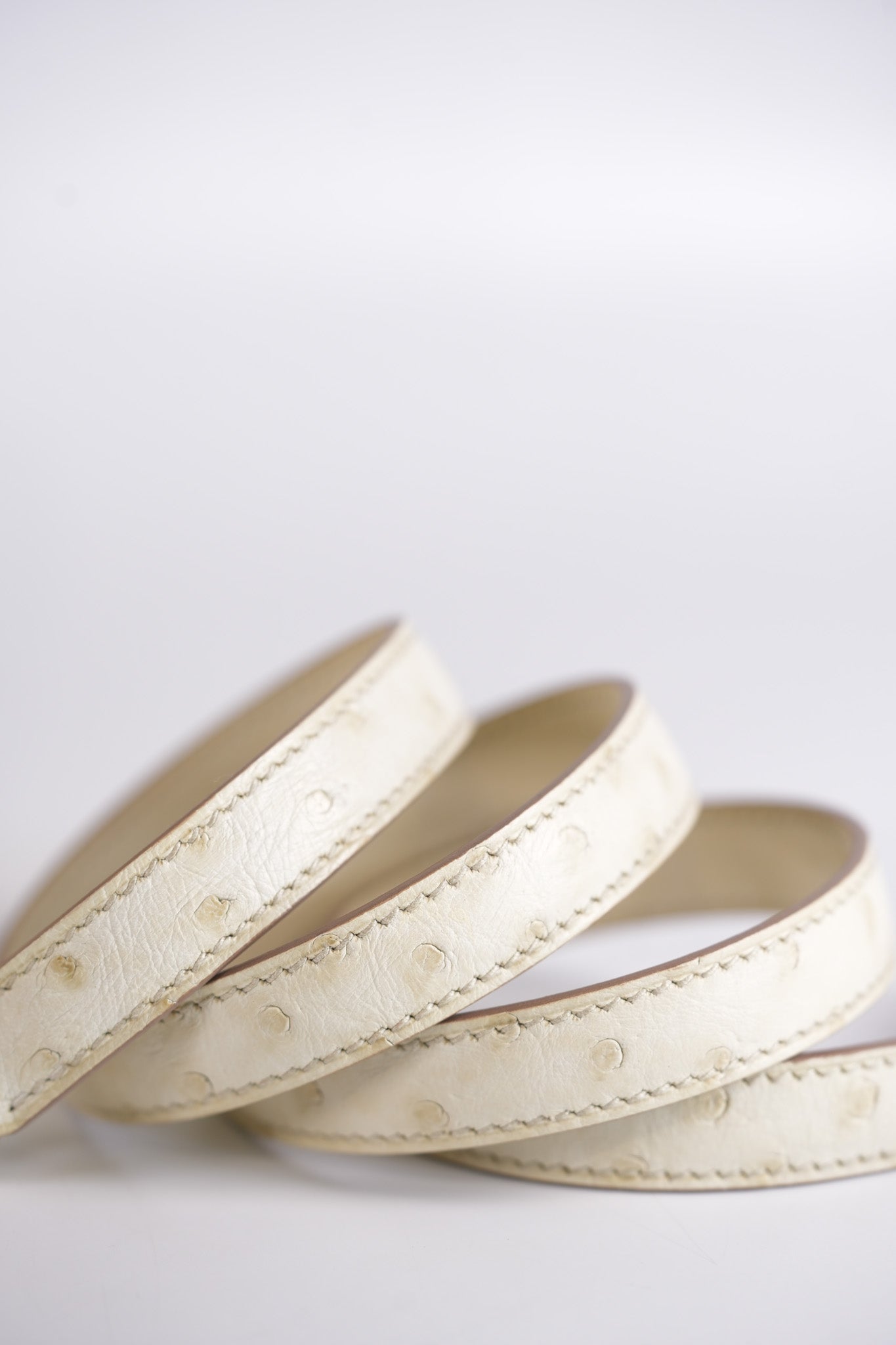 Kelly 25 Sellier Parchemin in Ostrich Leather and Gold Hardware Stamp Z (2021) | Purse Maison Luxury Bags Shop