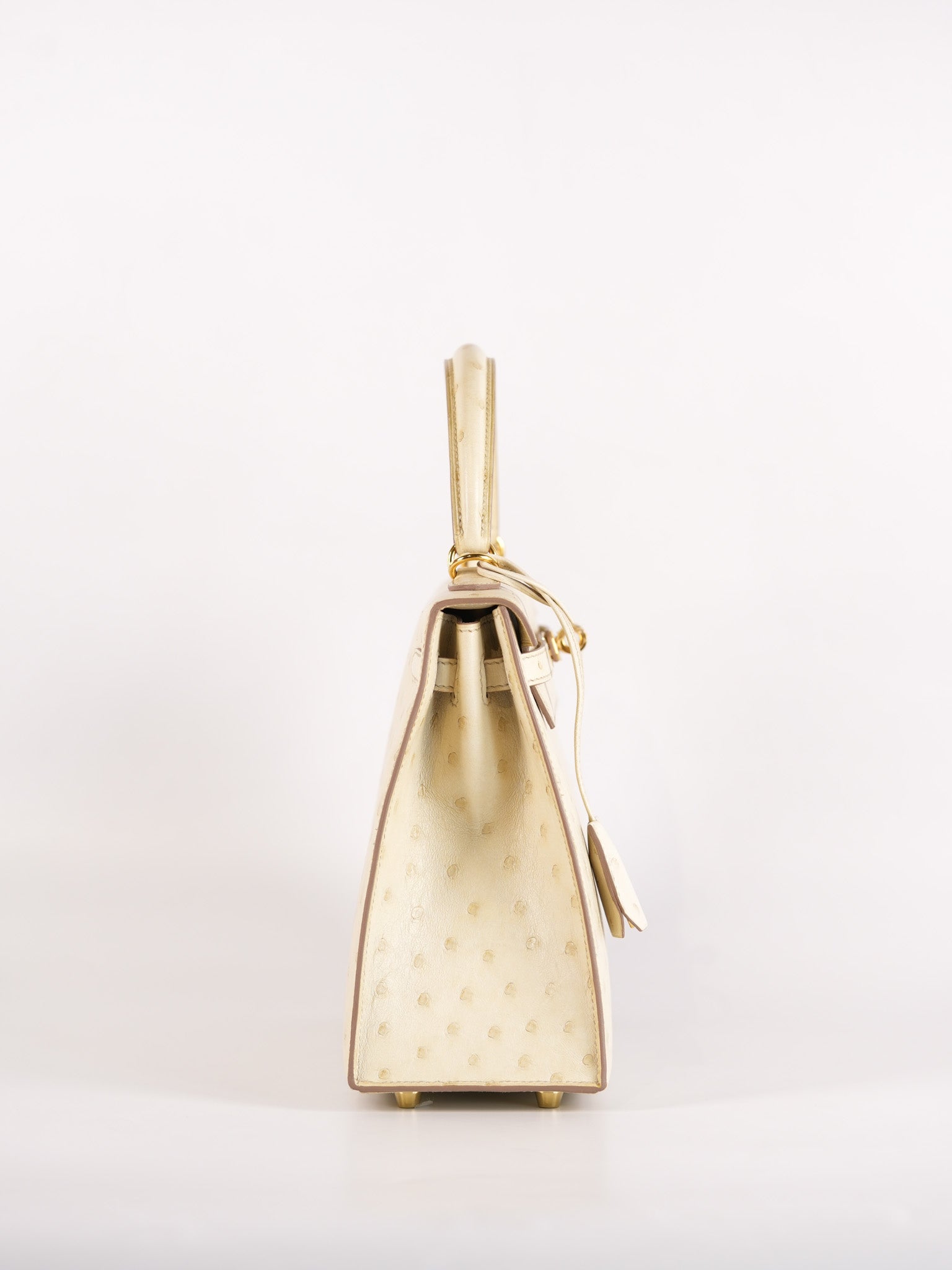 Kelly 25 Sellier Parchemin in Ostrich Leather and Gold Hardware Stamp Z (2021) | Purse Maison Luxury Bags Shop