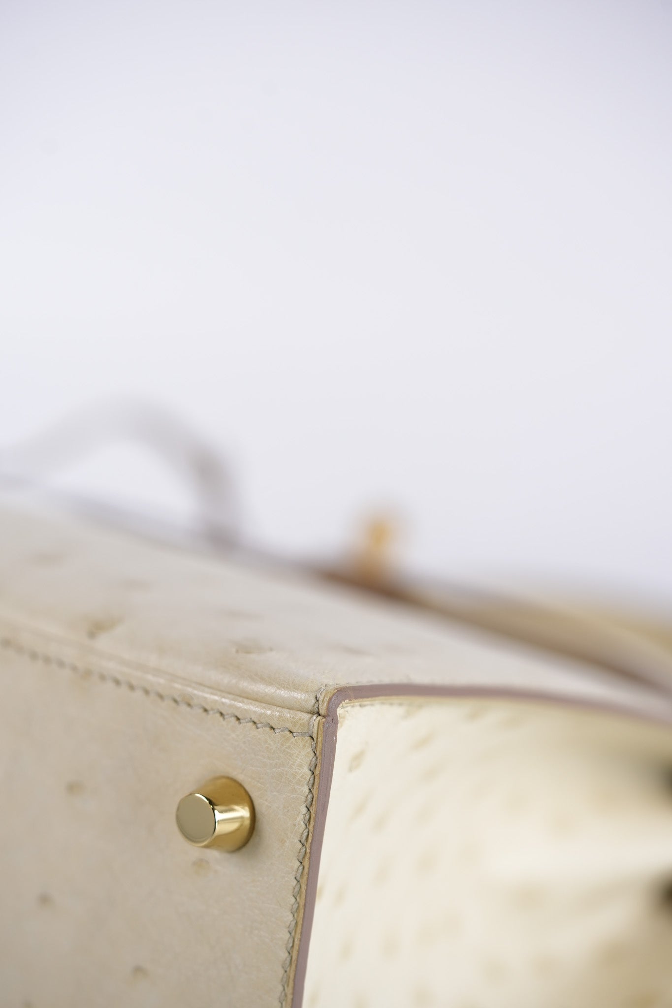 Kelly 25 Sellier Parchemin in Ostrich Leather and Gold Hardware Stamp Z (2021) | Purse Maison Luxury Bags Shop