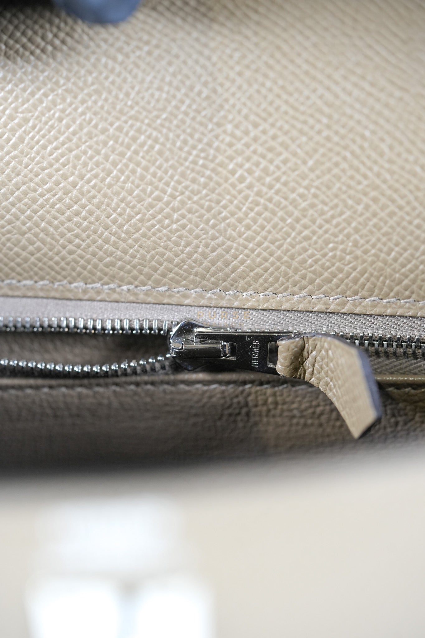 Kelly 25 Sellier Tri-Color Etoupe/ Alezan/ Biscuit in Etoupe Leather and Palladium Hardware Stamp U (2022) | Purse Maison Luxury Bags Shop