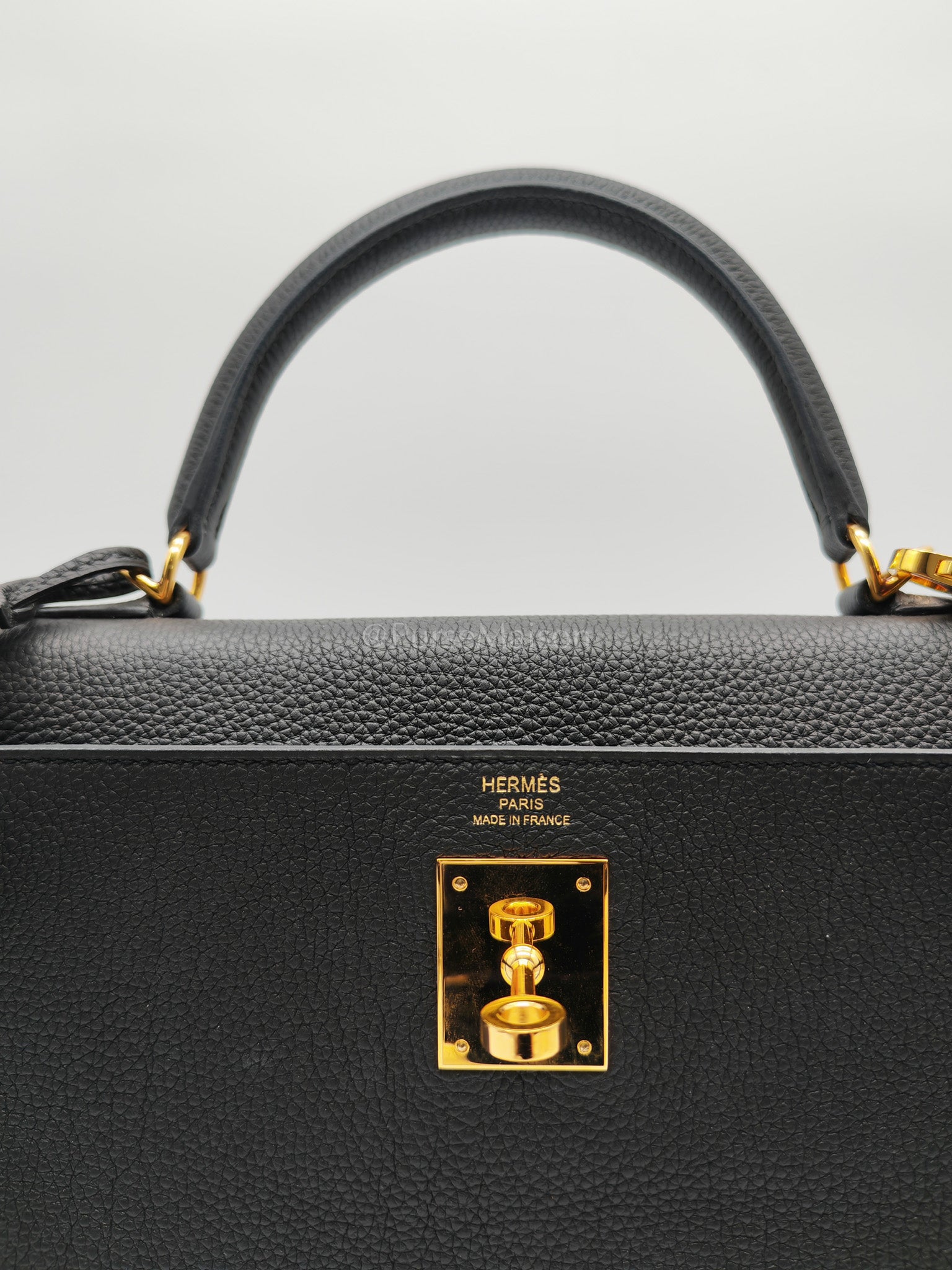 Kelly 28 Black/Noir Togo Leather in Gold Hardware Stamp C(2018) | Purse Maison Luxury Bags Shop