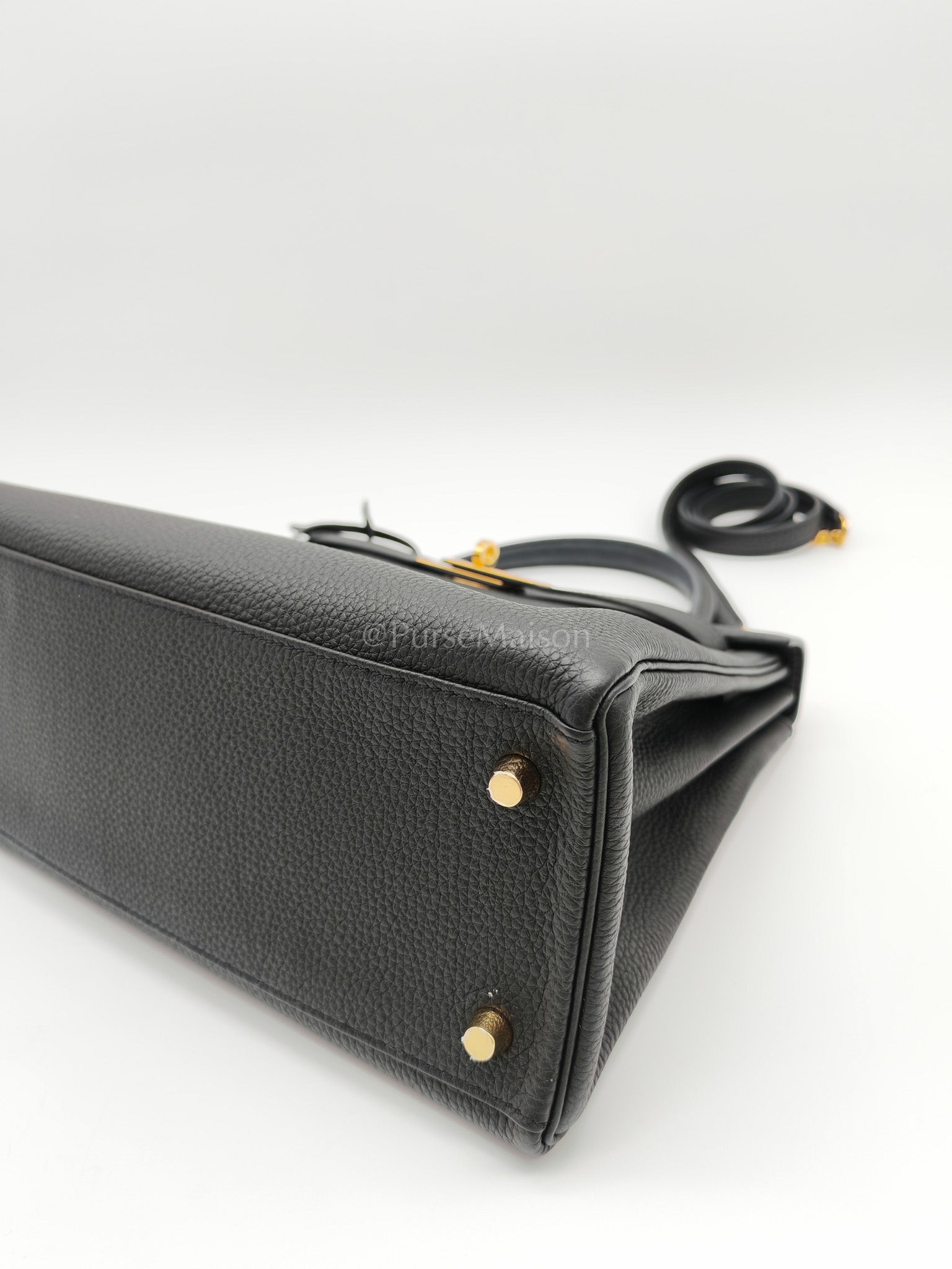 Kelly 28 Black/Noir Togo Leather in Gold Hardware Stamp C(2018) | Purse Maison Luxury Bags Shop