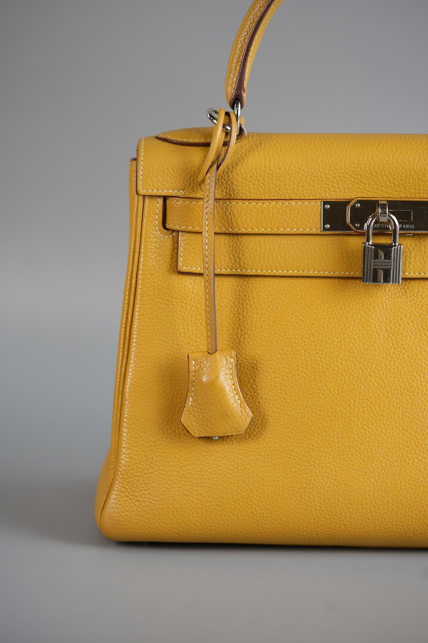 Kelly 28 Curry in Clemence Leather and Palladium Hardware Stamp Square L | Purse Maison Luxury Bags Shop