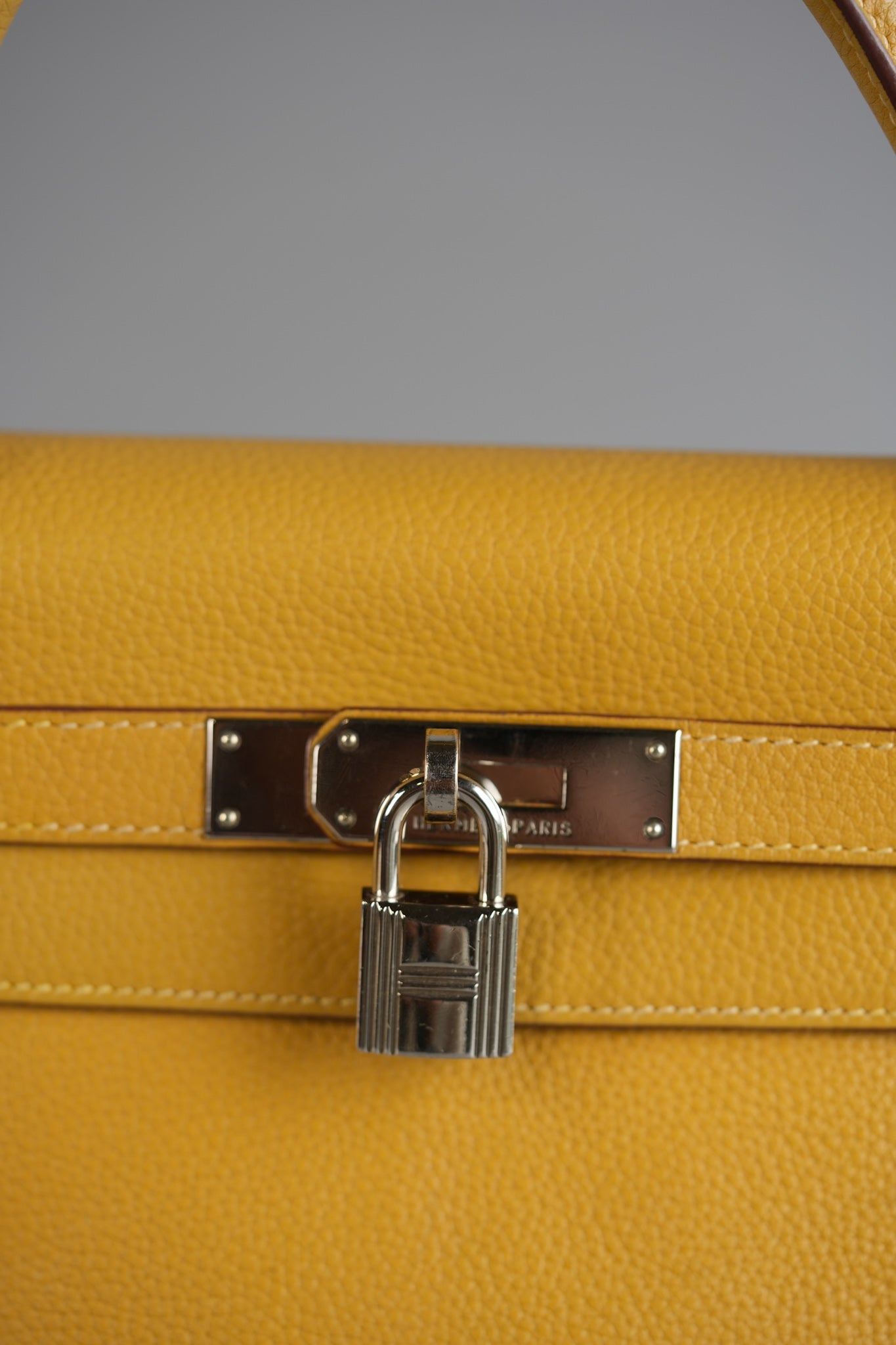 Kelly 28 Curry in Clemence Leather and Palladium Hardware Stamp Square L | Purse Maison Luxury Bags Shop