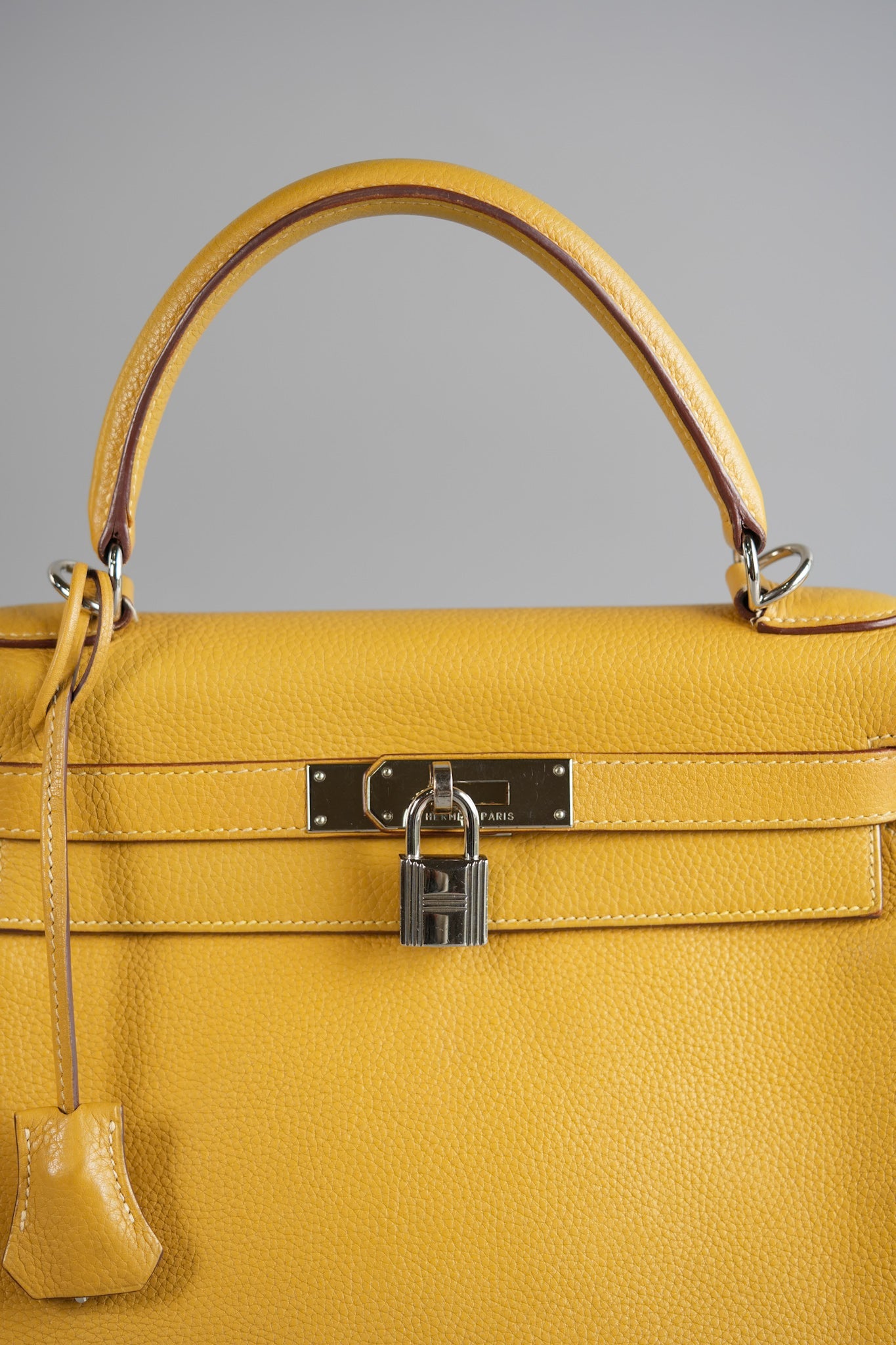 Kelly 28 Curry in Clemence Leather and Palladium Hardware Stamp Square L | Purse Maison Luxury Bags Shop