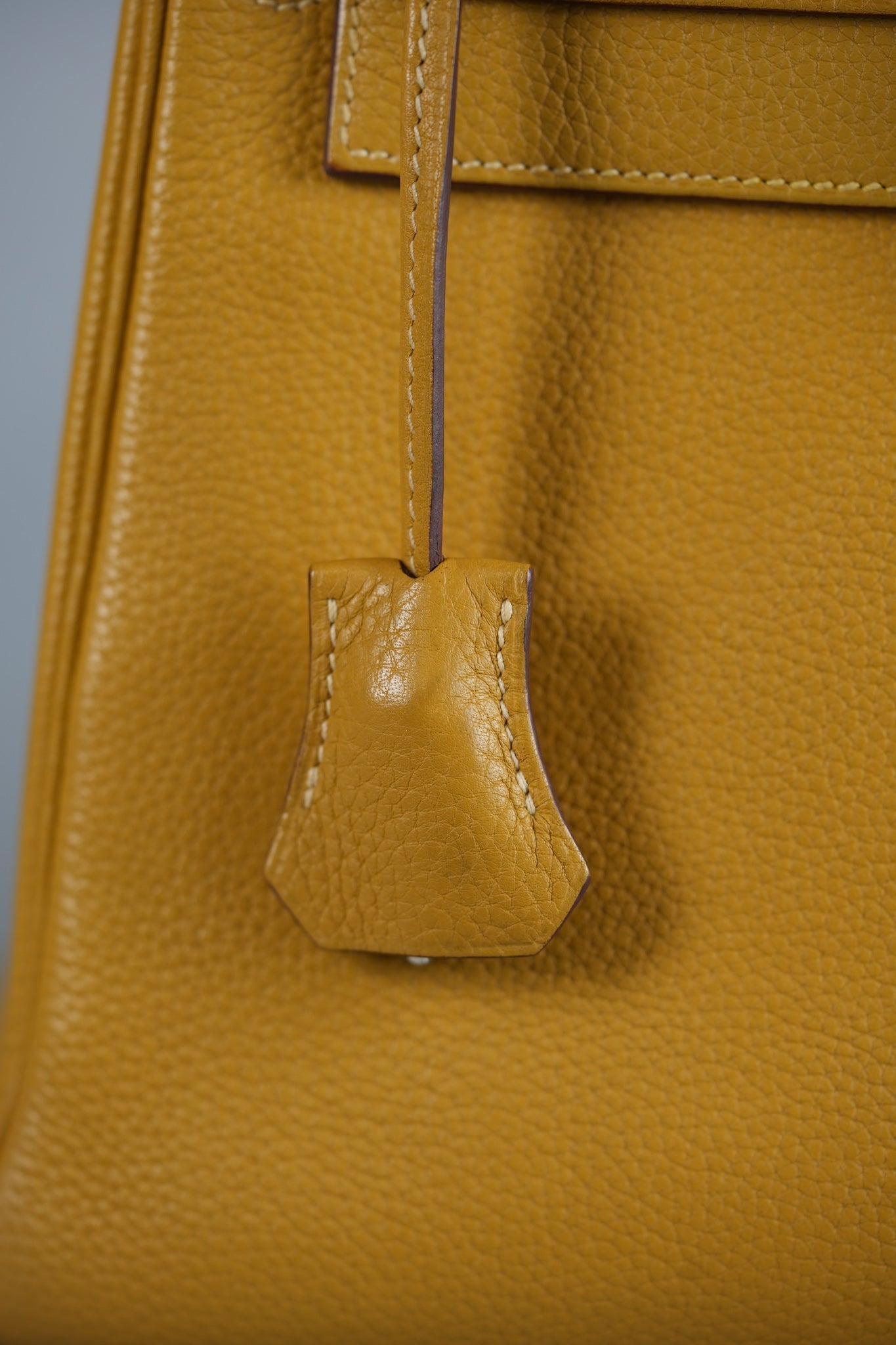 Kelly 28 Curry in Clemence Leather and Palladium Hardware Stamp Square L | Purse Maison Luxury Bags Shop