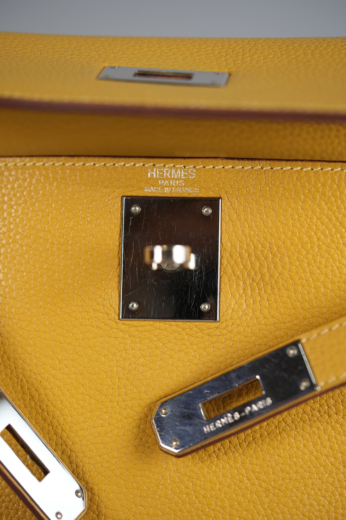 Kelly 28 Curry in Clemence Leather and Palladium Hardware Stamp Square L | Purse Maison Luxury Bags Shop